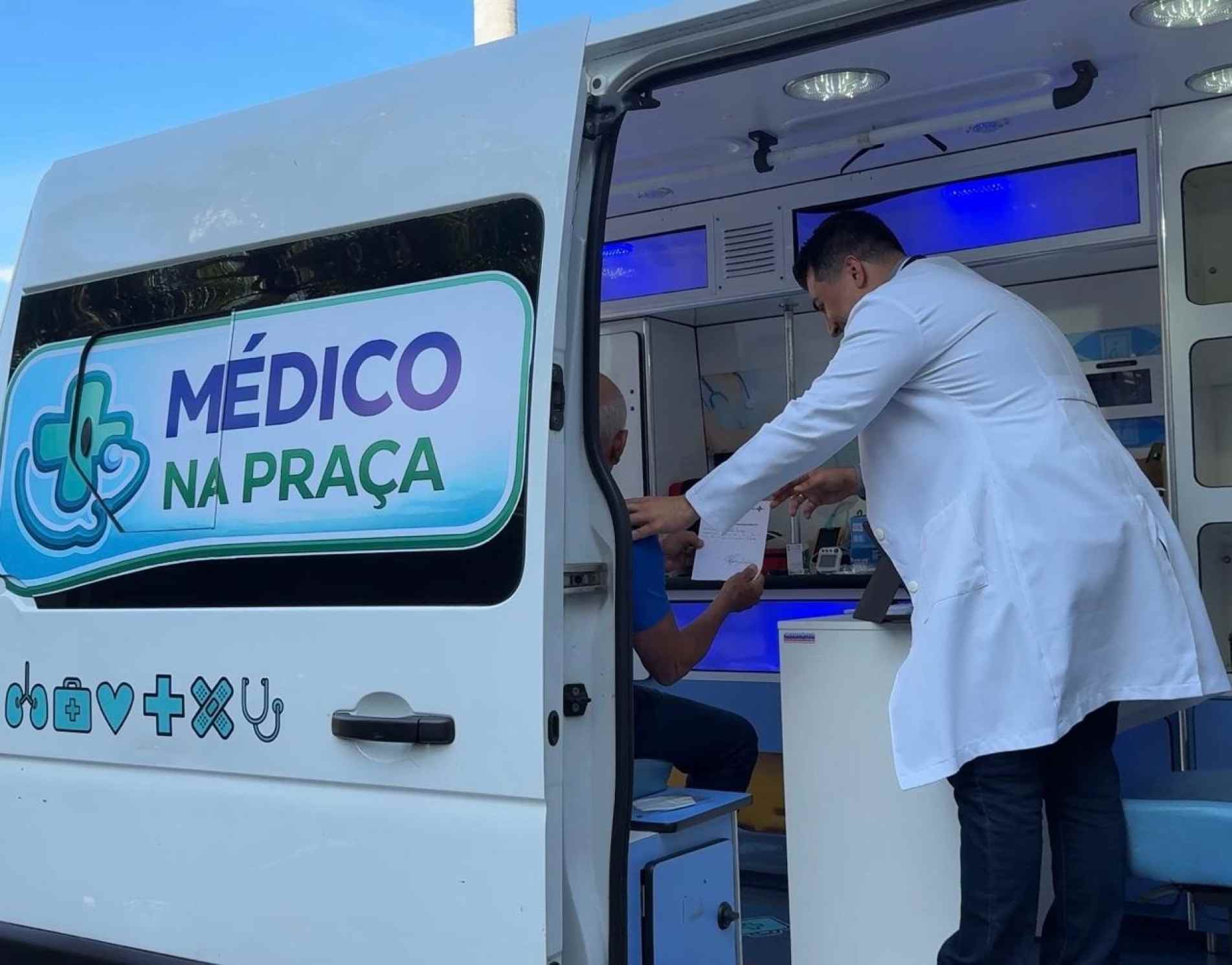 A ação conta com uma clínica móvel e estrutura com acomodação para aguardar a consulta, permitindo o acolhimento por demanda espontânea de adultos