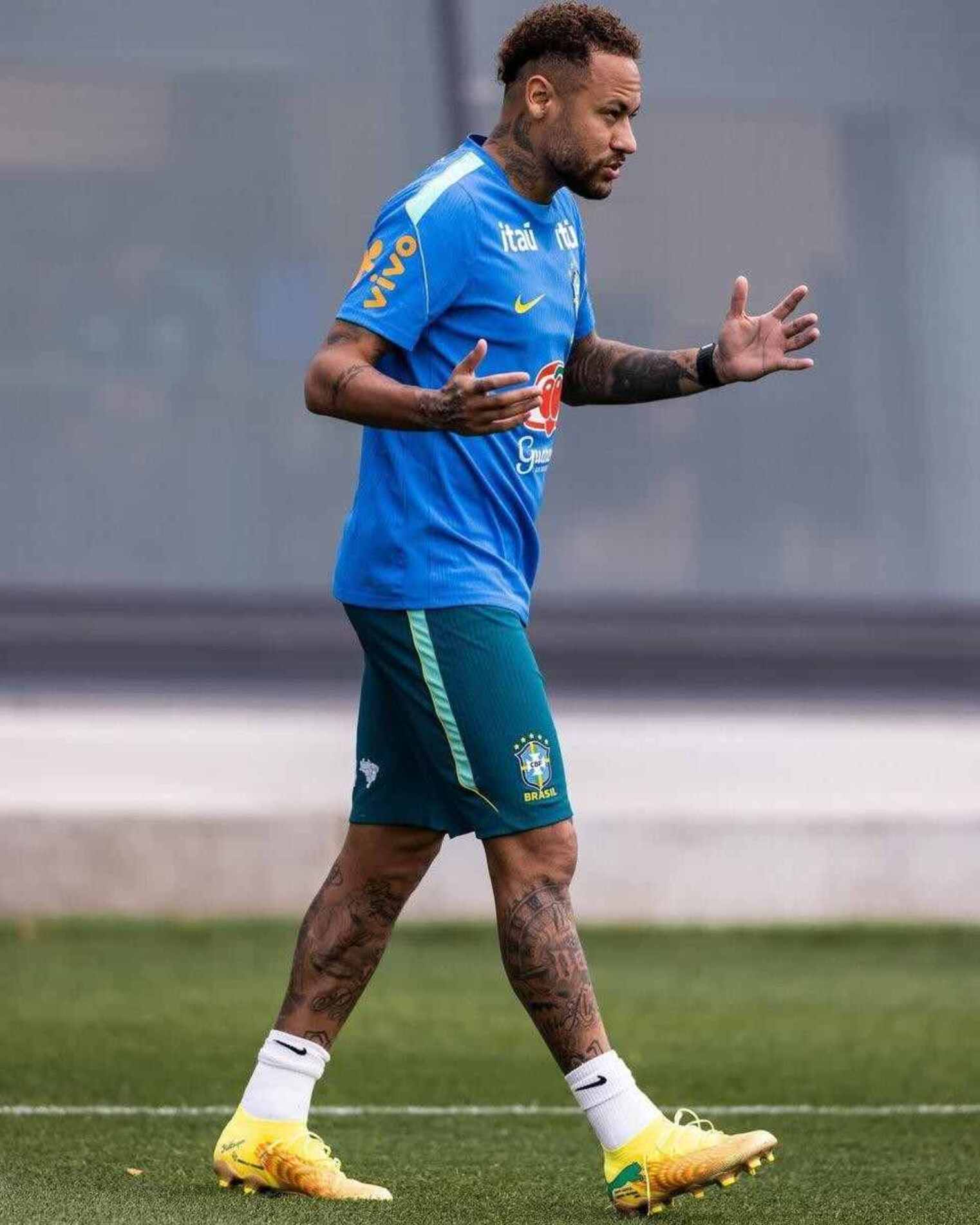 Desde a semana passada, camisa 10 integra
atividades com bola e evolui fisicamente