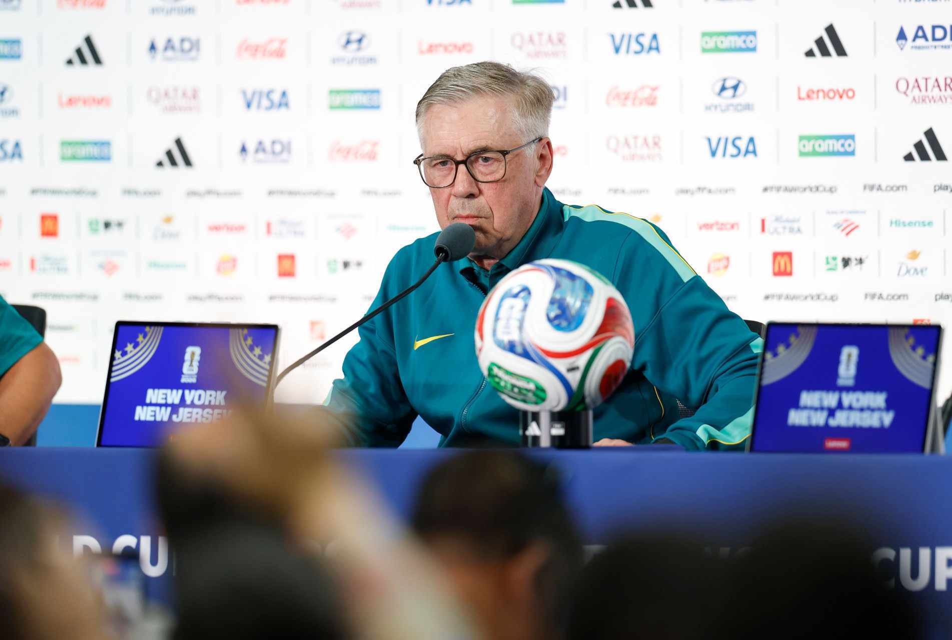 Ancelotti durante entrevista coletiva: treinador estuda alternativas para substituir Raphinha