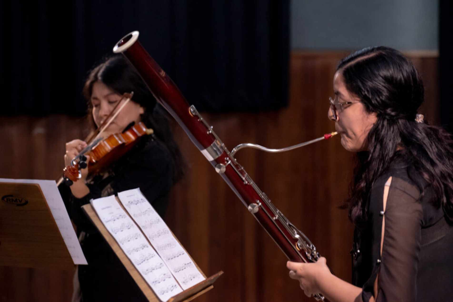 Durante a semana, grupos de instrumentos e vozes com diferentes formações destinadas a apresentações em salões e câmaras apresentam-se com repertórios de música erudita