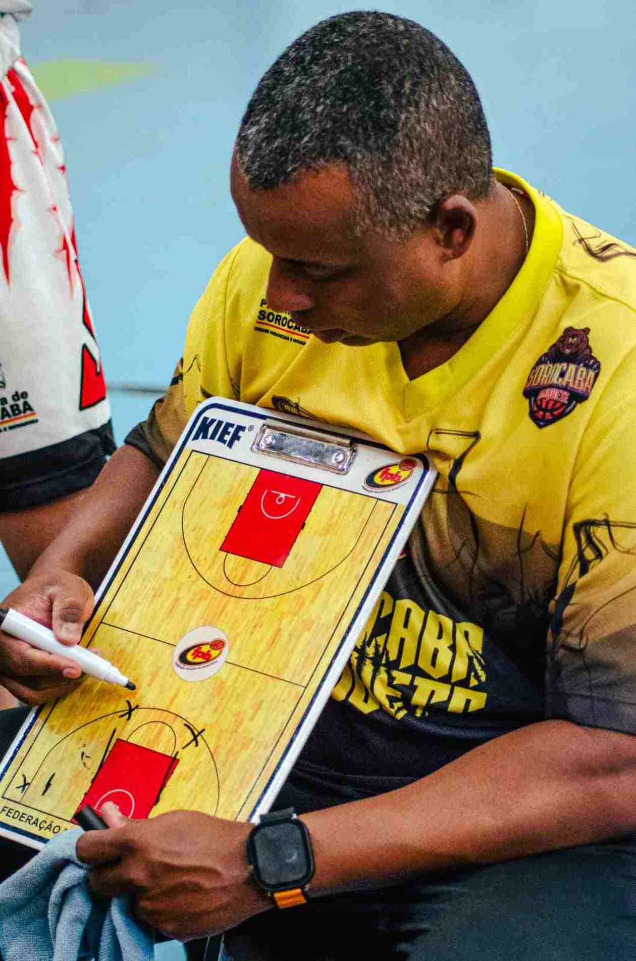 Iniciativa criada pelo professor e ex-jogador João Henrique une formação esportiva e desenvolvimento social