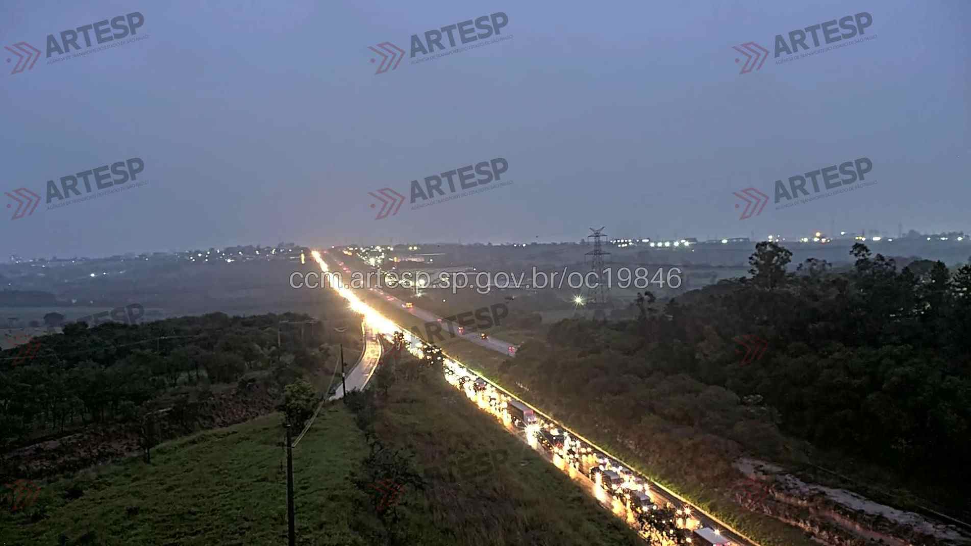 Duas faixas da rodovia precisaram ser interditadas