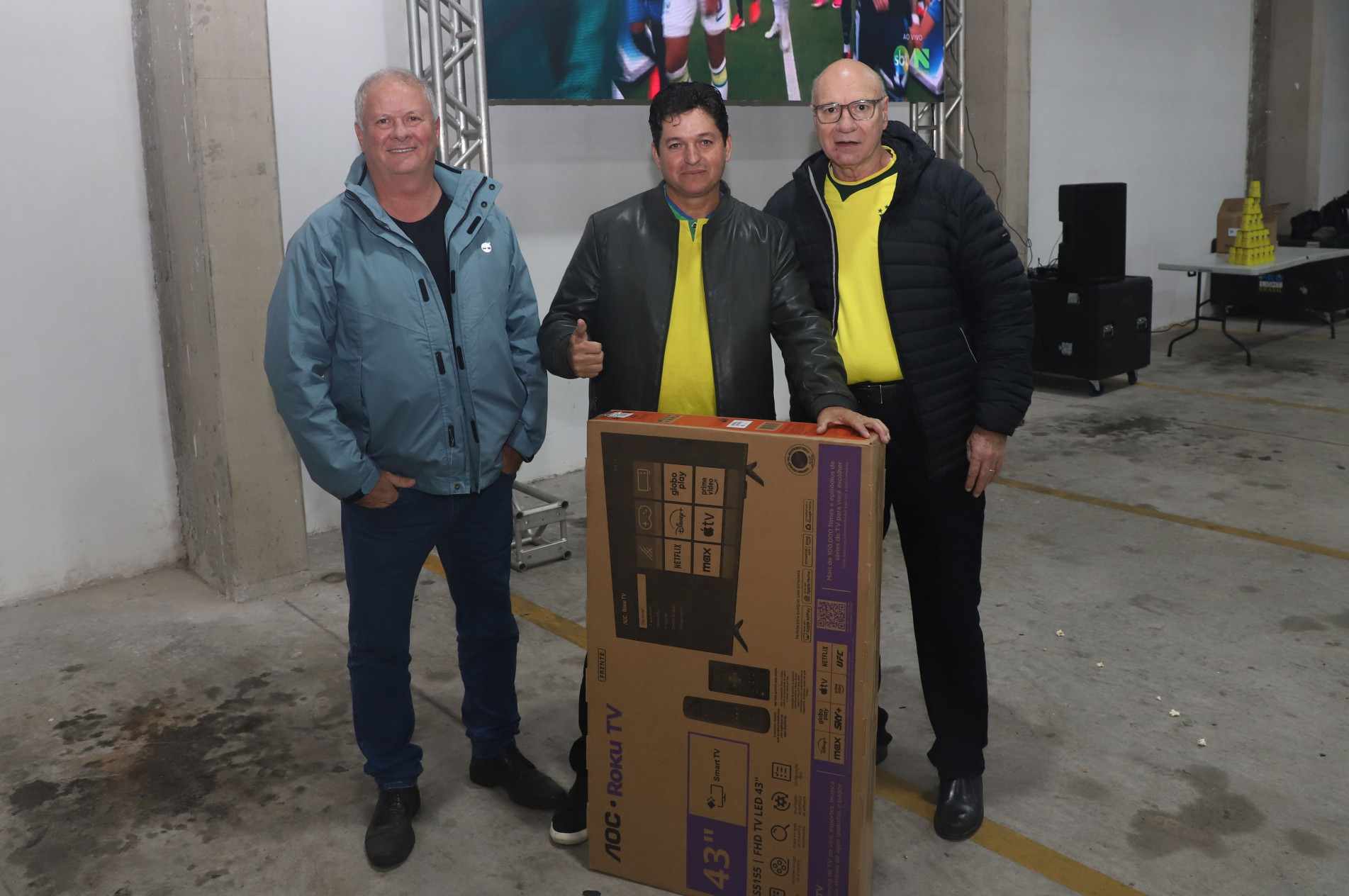 Diretores da FUA entregaram TV ao representante da rua