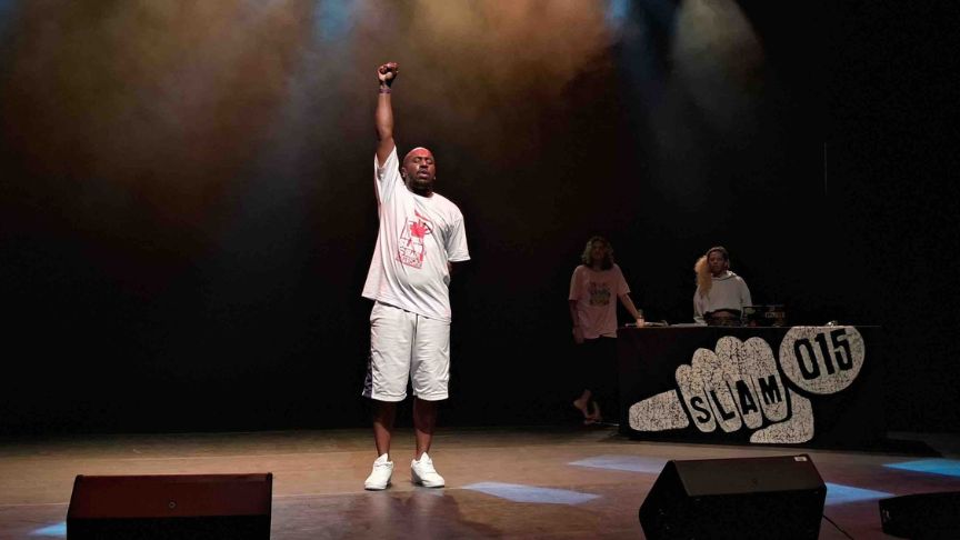 O coletivo se apresenta com uma performance de poesia falada