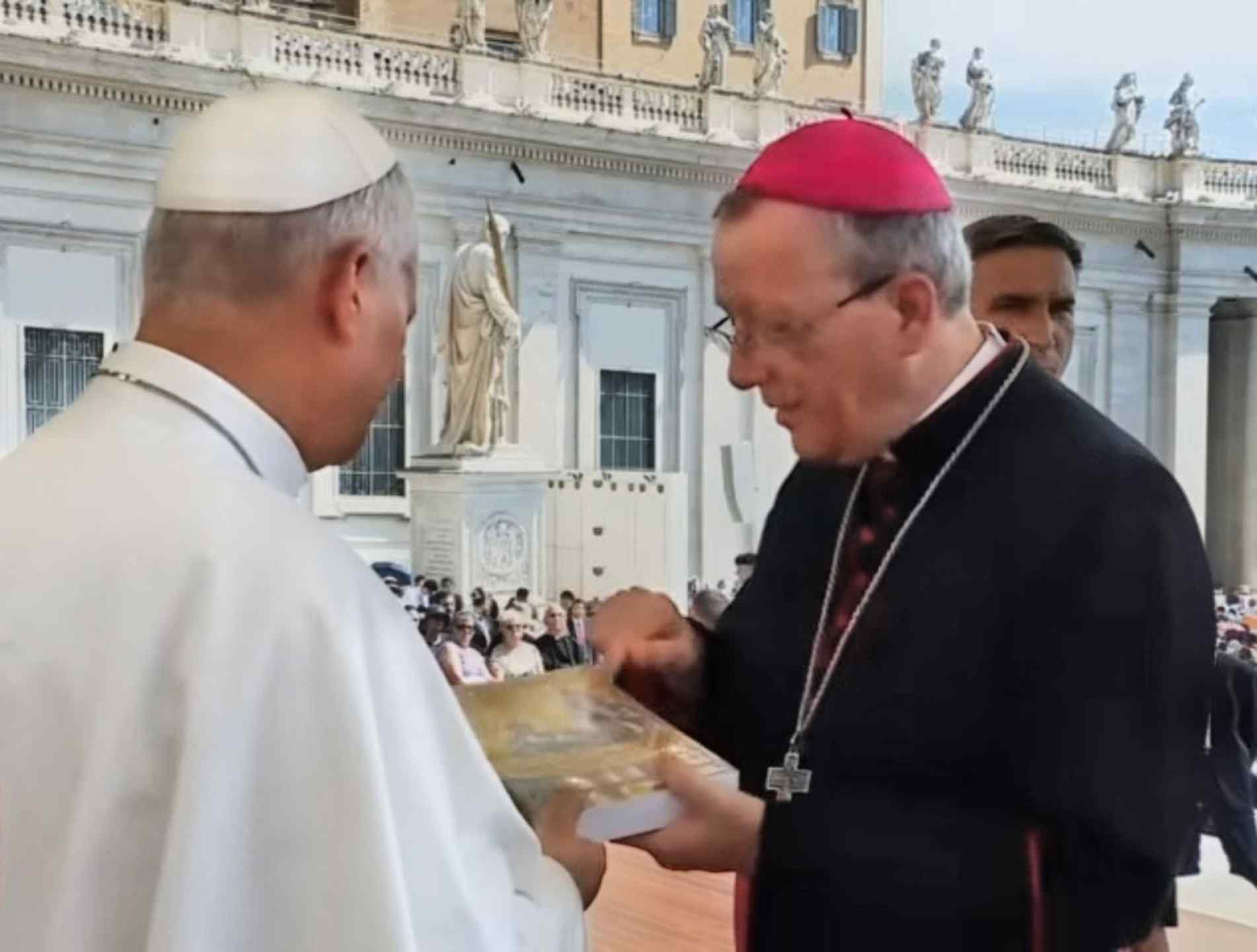 Encontro foi marcado pela entrega do livro de comemoração
 ao centenário da Arquidiocese do município sorocabano