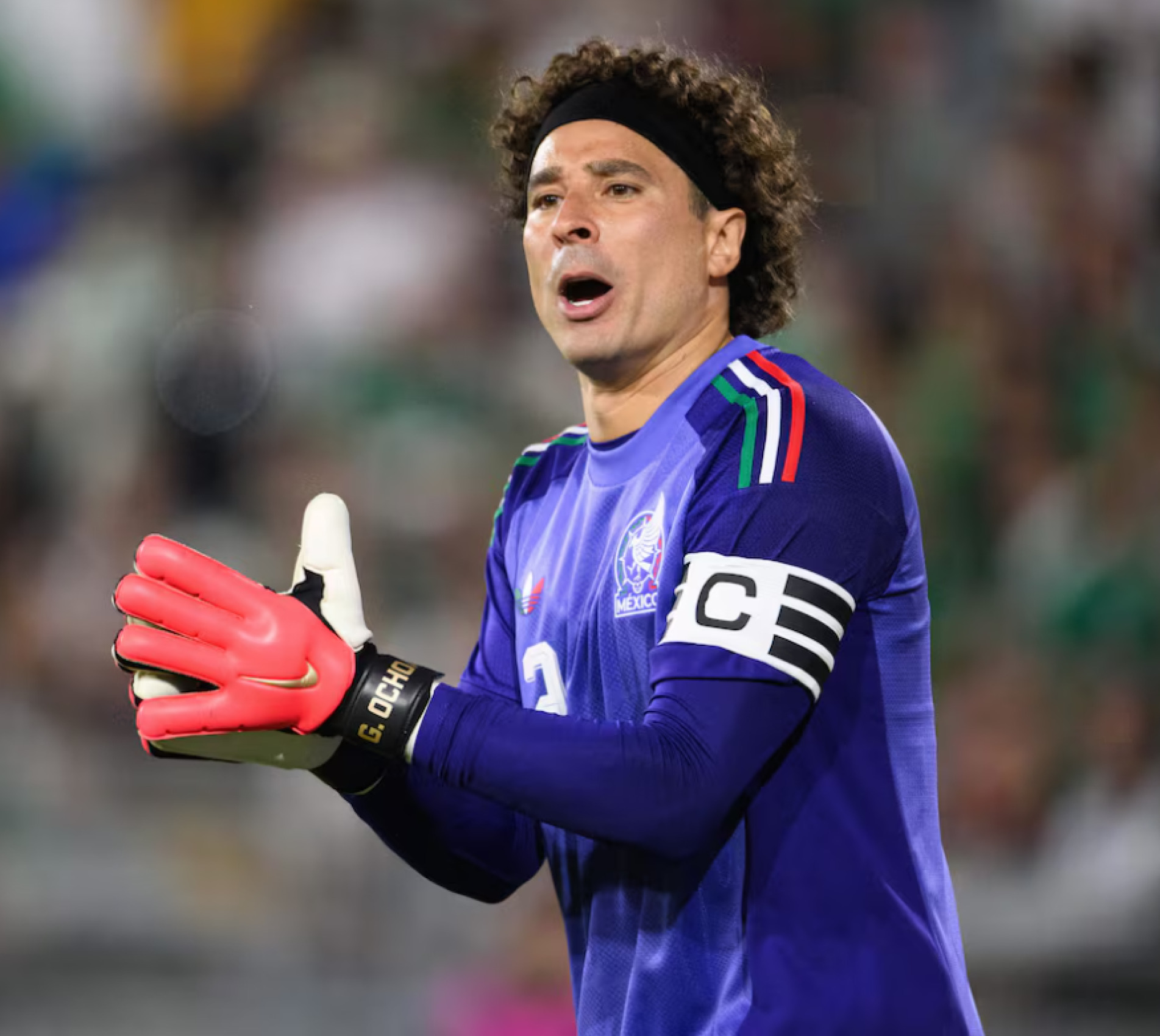 Guillermo Ochoa entra em campo para sua sexta copa e é reverenciado pelo Azteca