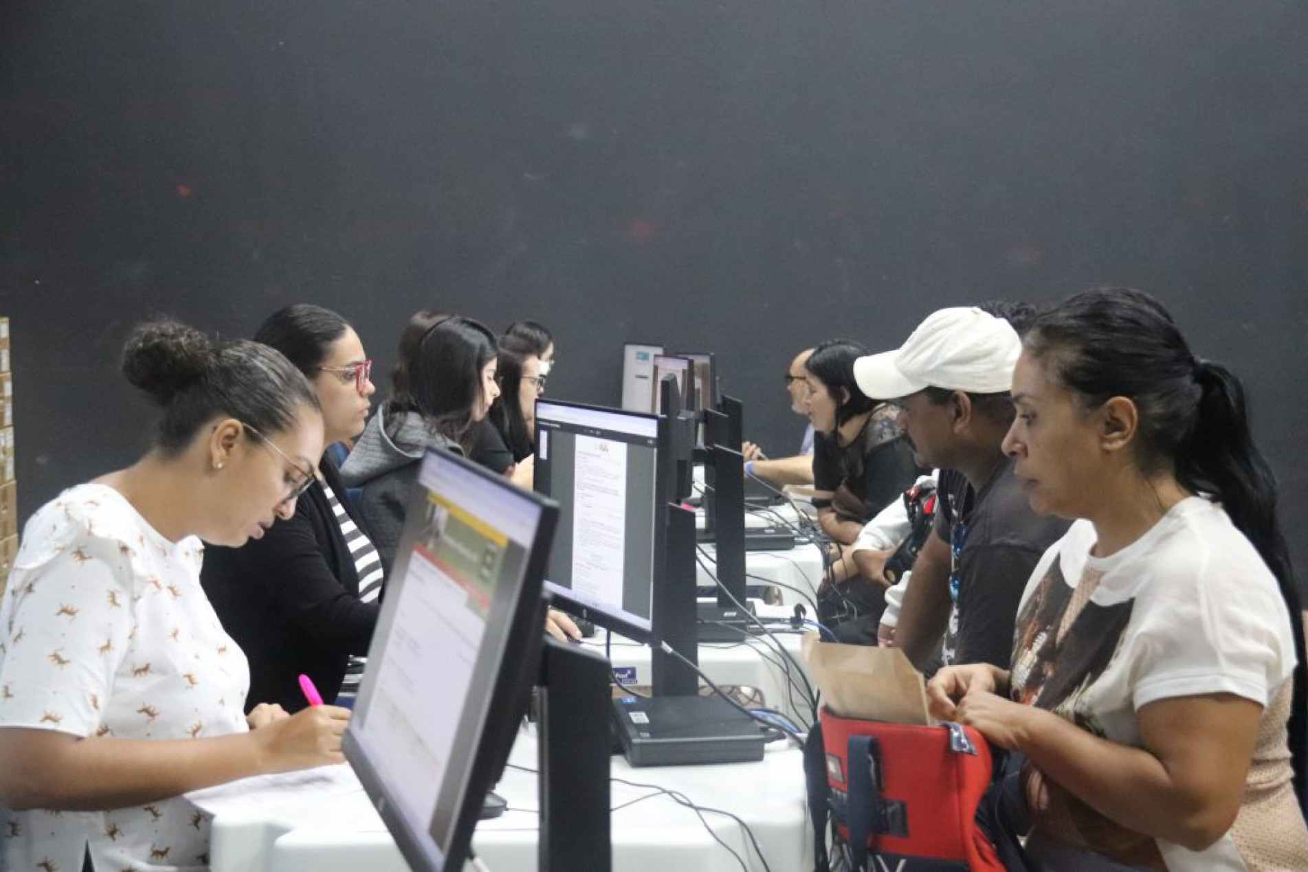 As inscrições podem ser feitas pela internet ou presencialmente na Casa do Trabalhador, nas unidades das Casas do Cidadão, na Van do Emprego e Qualificação