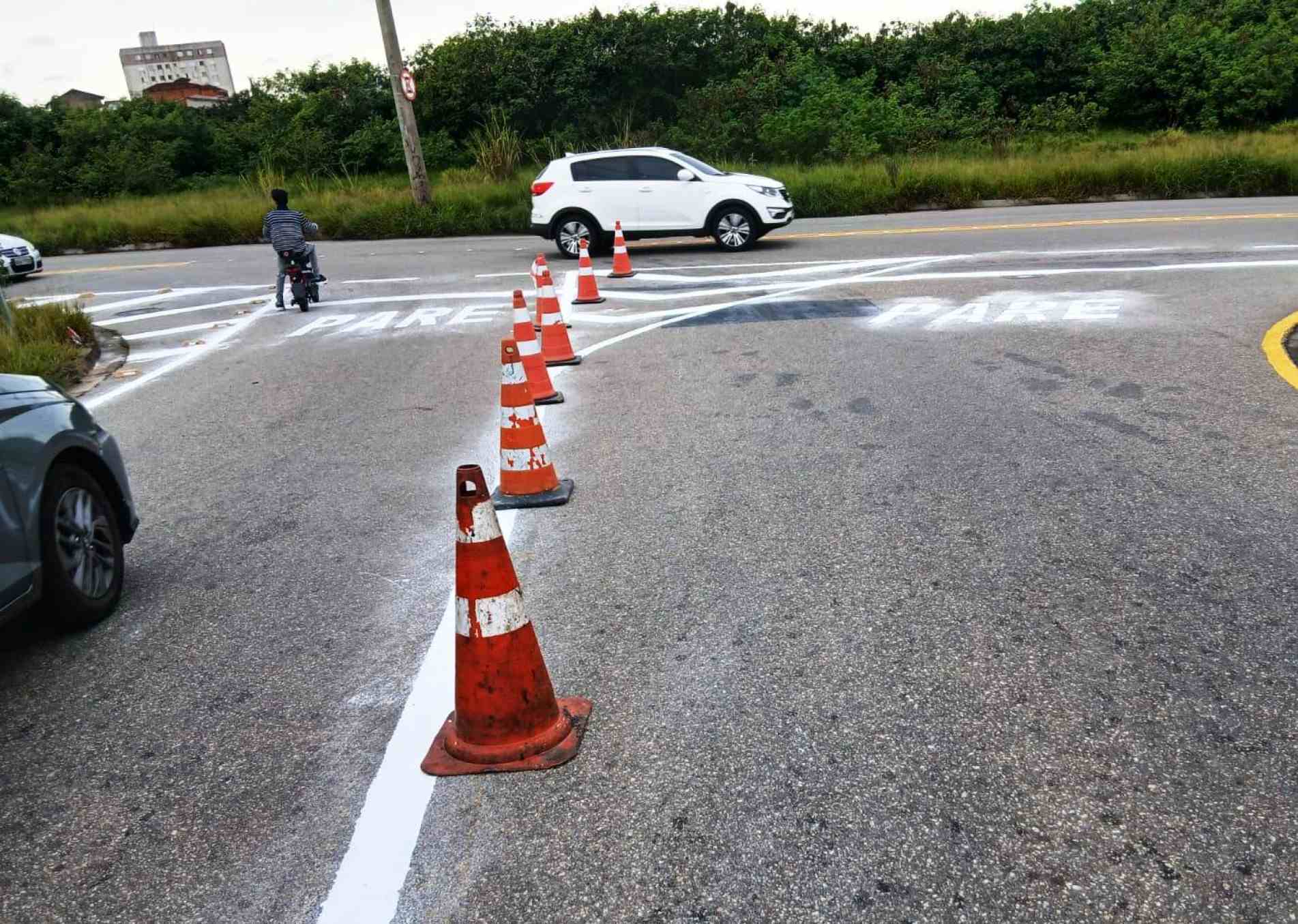Cavaletes também foram posicionados nos arredores para auxiliar na adaptação dos condutores