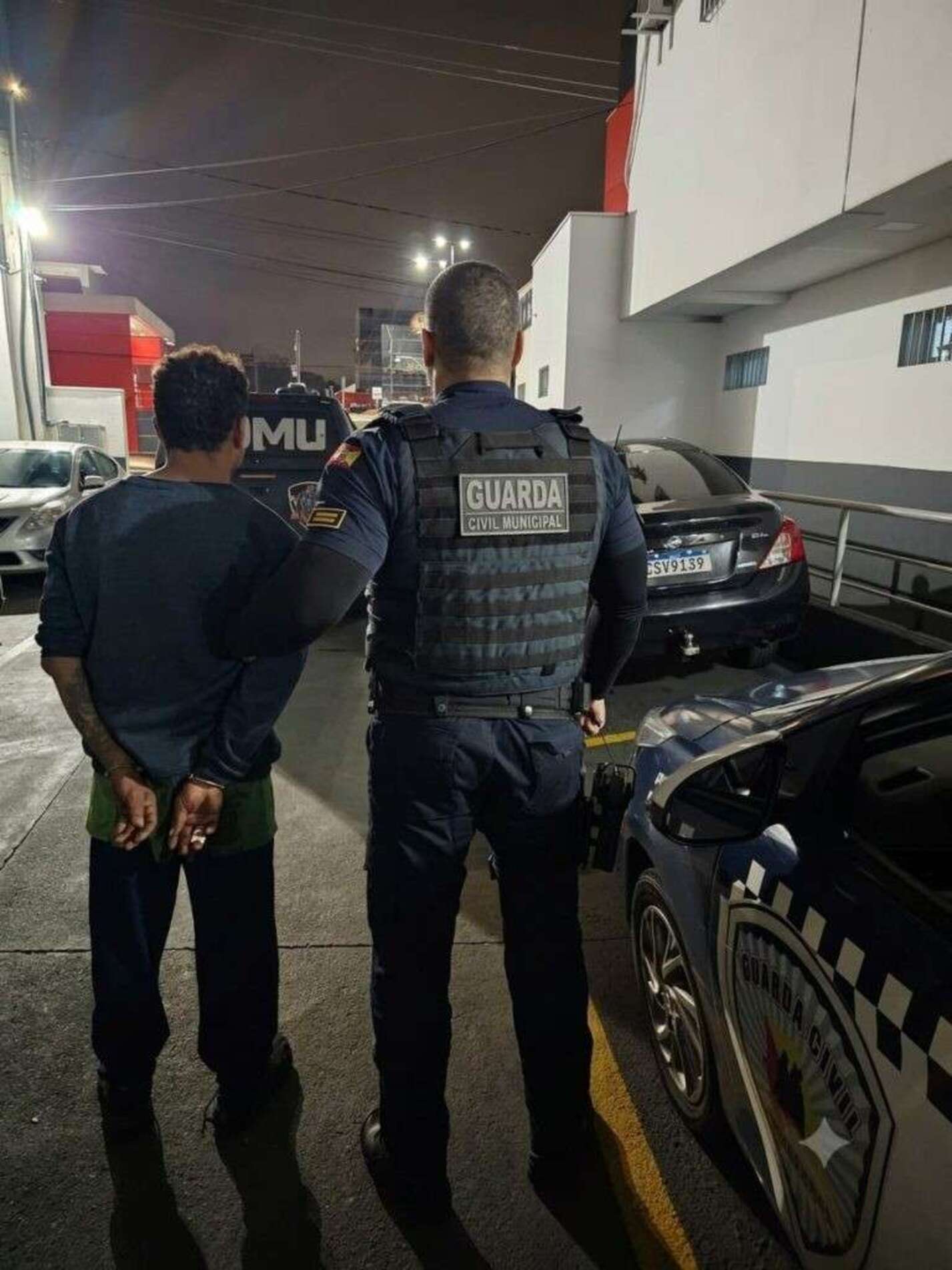 Homem é preso após ameaçar servidor e danificar UBS na Zona Oeste
