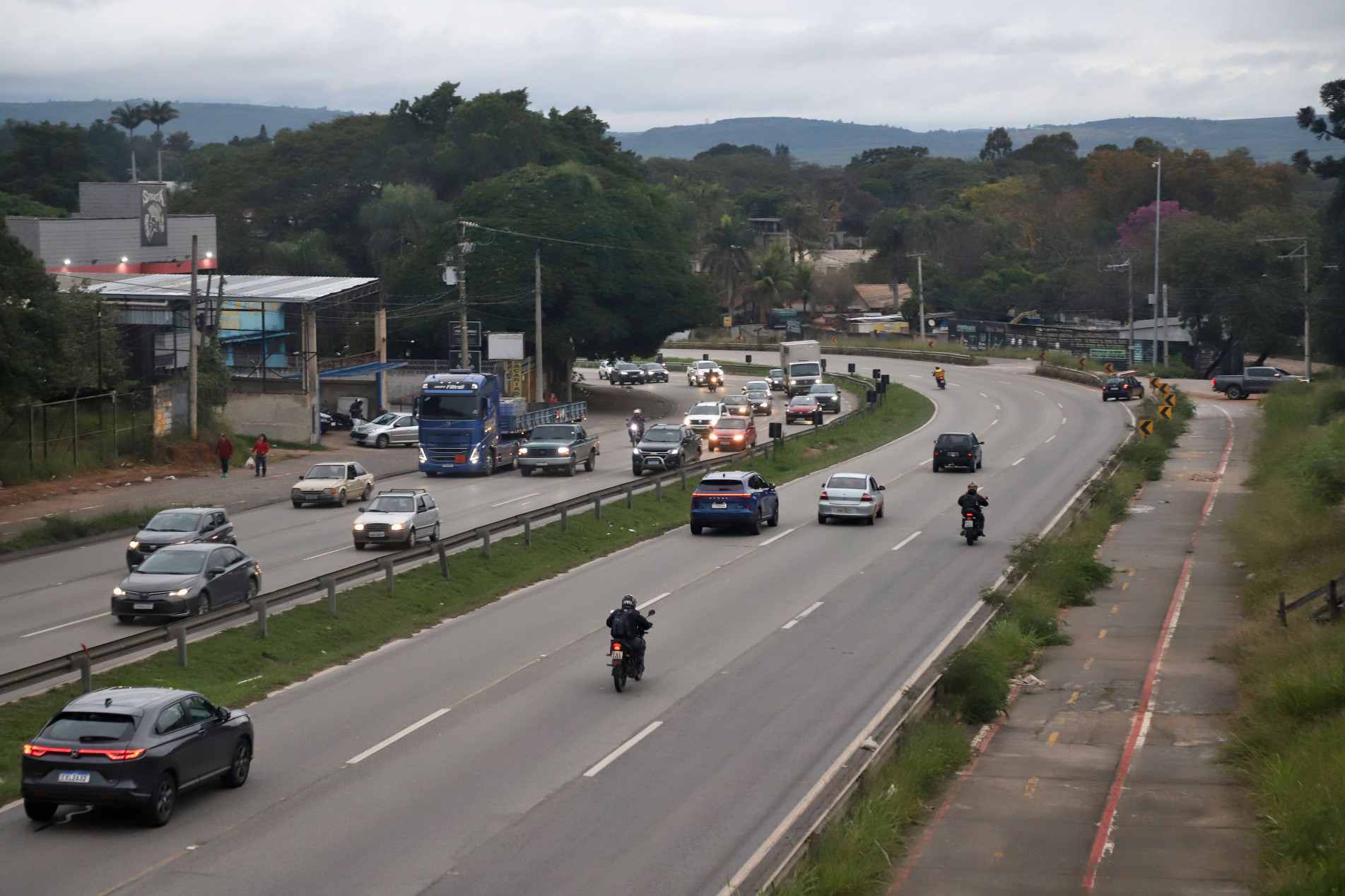 Embora seja uma via estratégica para a ligação entre Sorocaba, Votorantim e Salto de Pirapora, as intervenções definitivas ainda estão distantes, e os usuários convivem com problemas de segurança e mobilidade