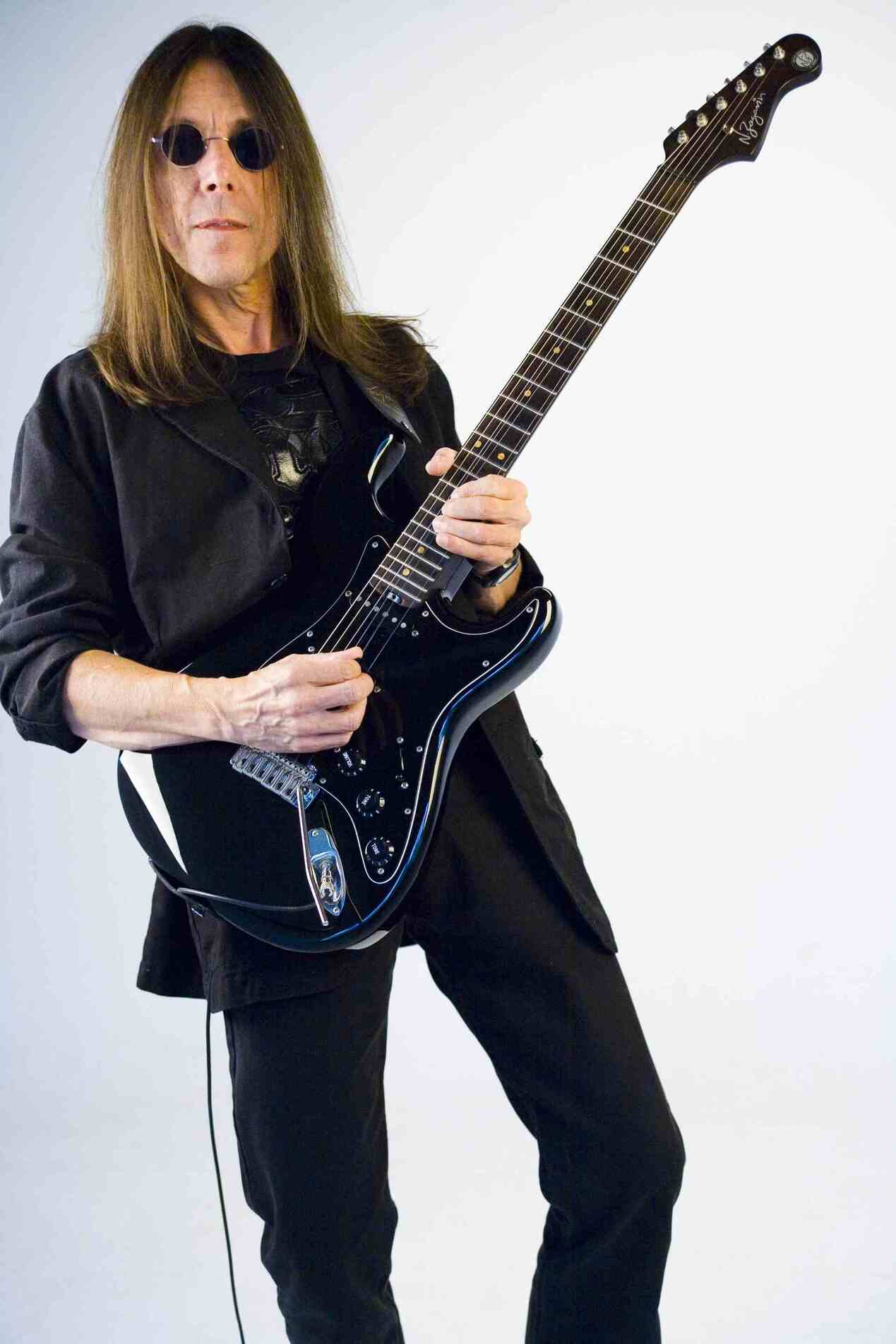 O guitarrista Faiska Borges, um dos nomes mais respeitados da música brasileira, apresenta em Sorocaba um show dedicado aos clássicos do Deep Purple, acompanhado por músicos de destaque do rock nacional