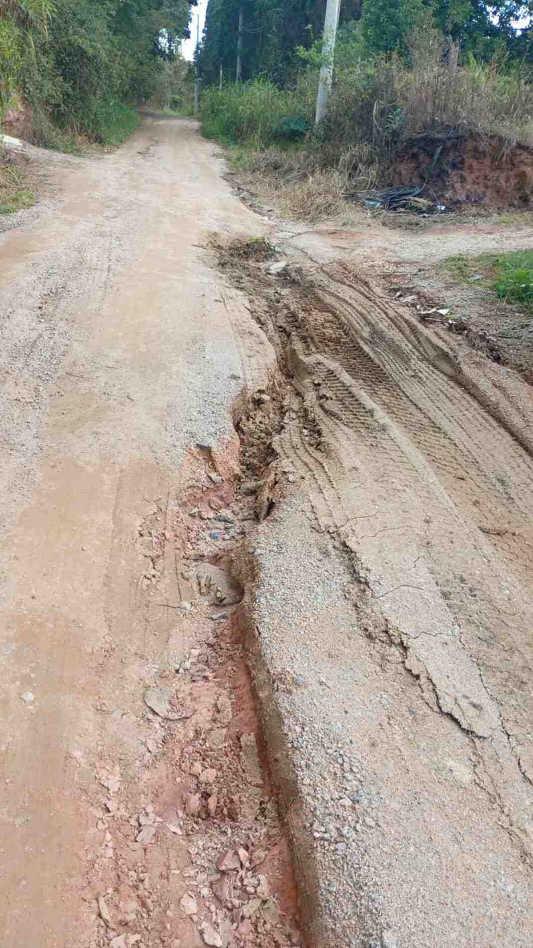Moradores relatam buracos, alagamentos, mato alto, 
entre outros problemas