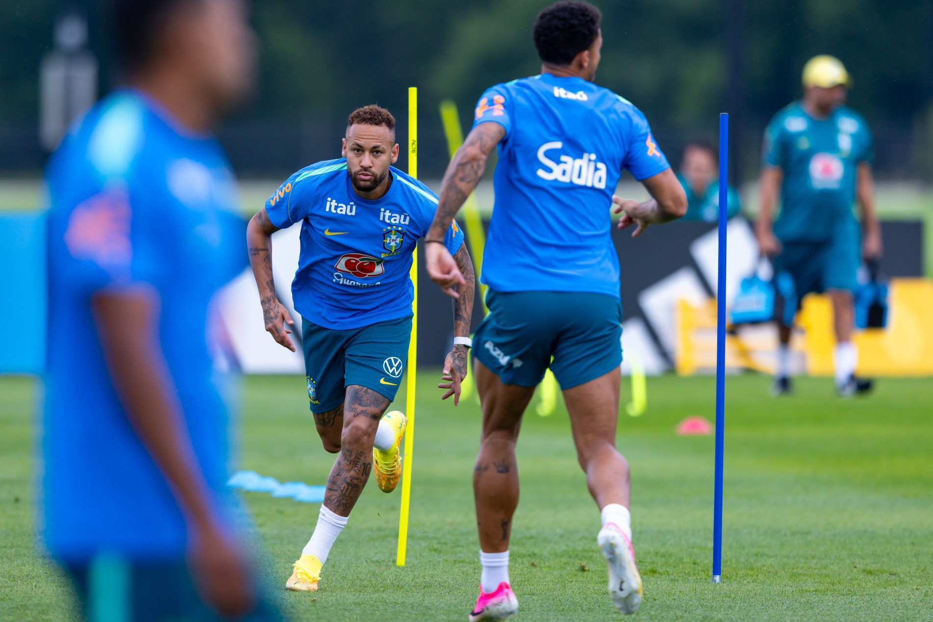 Neymar treinou ontem com colegas da seleção para o confronto de amanhã em Houston