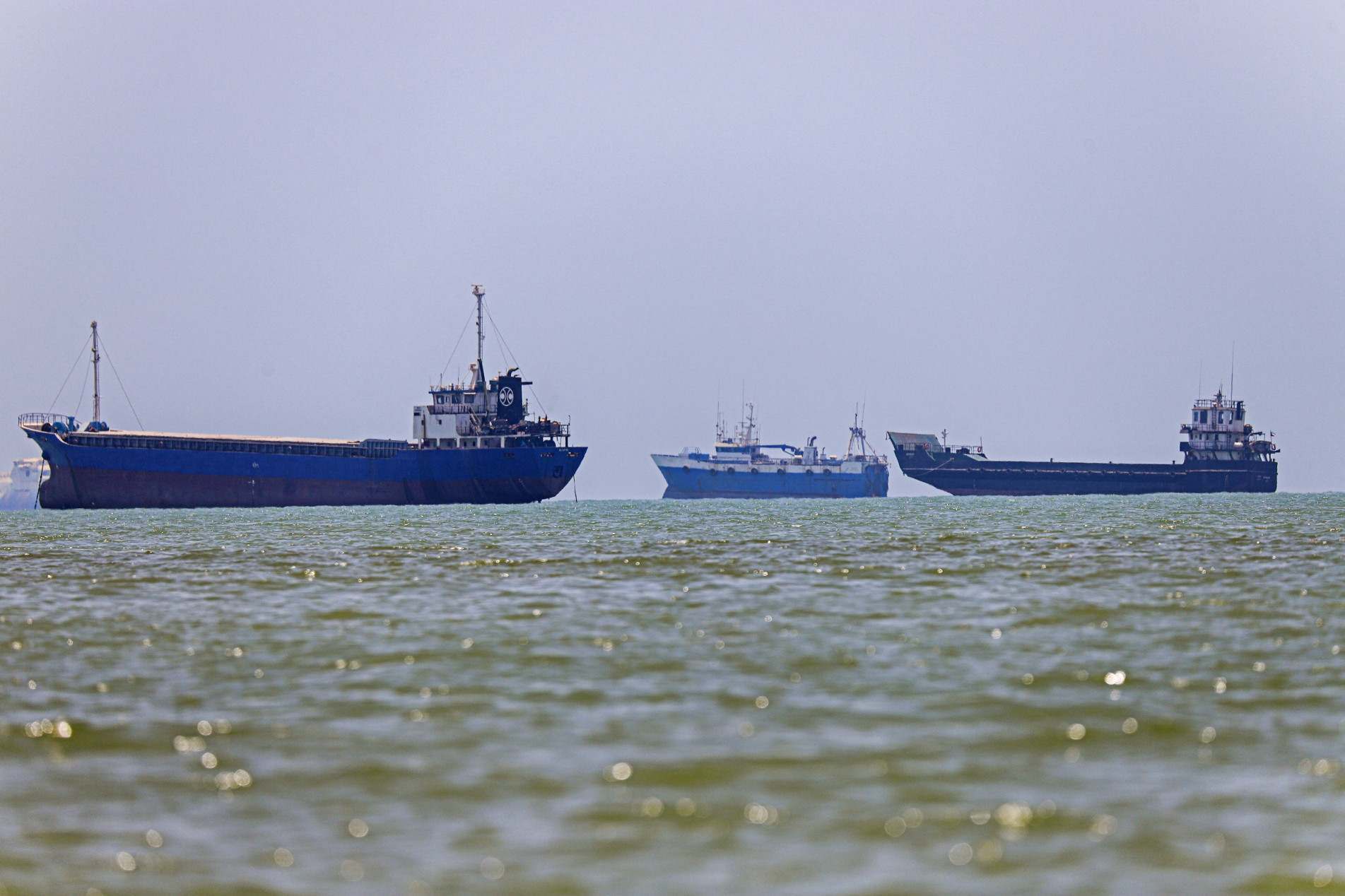 Navio que passava pelo Estreito de Ormuz foi alvejado