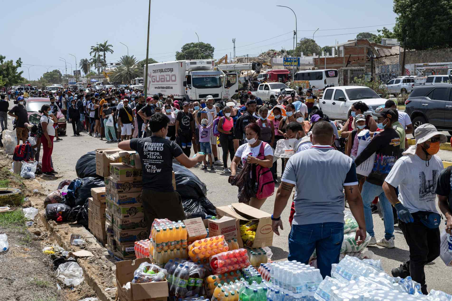 População que ficou desabrigada recebe água e comida nas ruas de La Guaira