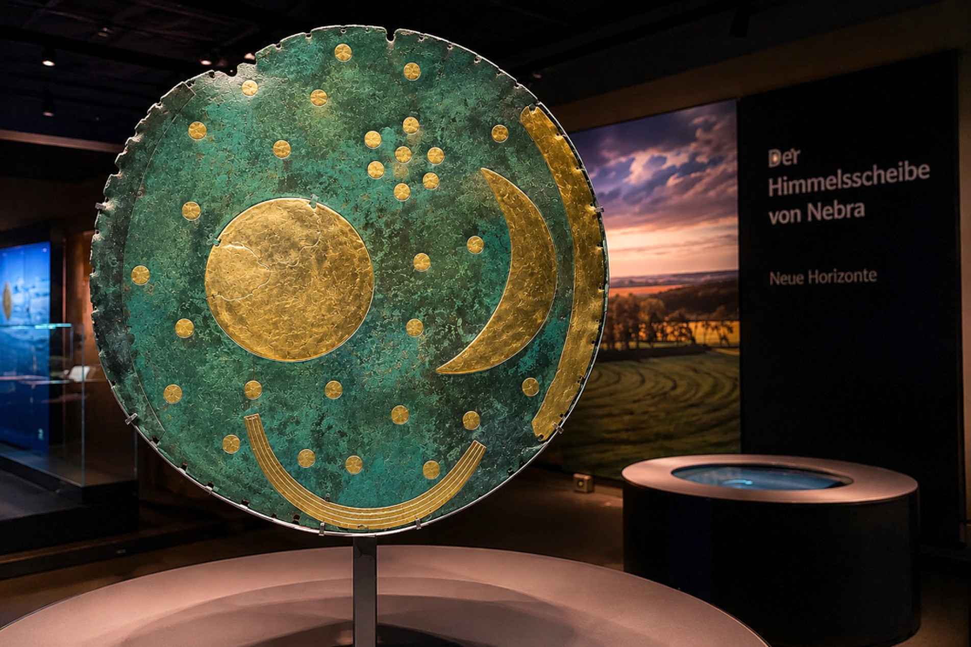 O Disco Celeste de Nebra, criado há cerca 
de 3.600 anos, é um dos mais antigos mapas do céu já encontrados e mostra o Sol, a Lua e as estrelas
