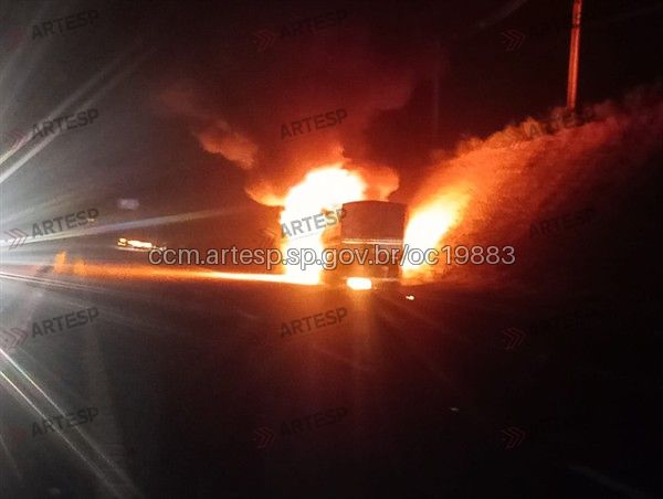 Bitrem pega fogo na Rodovia Raposo Tavares, em Alumínio, e mobiliza equipes de emergência na noite de quinta-feira (26