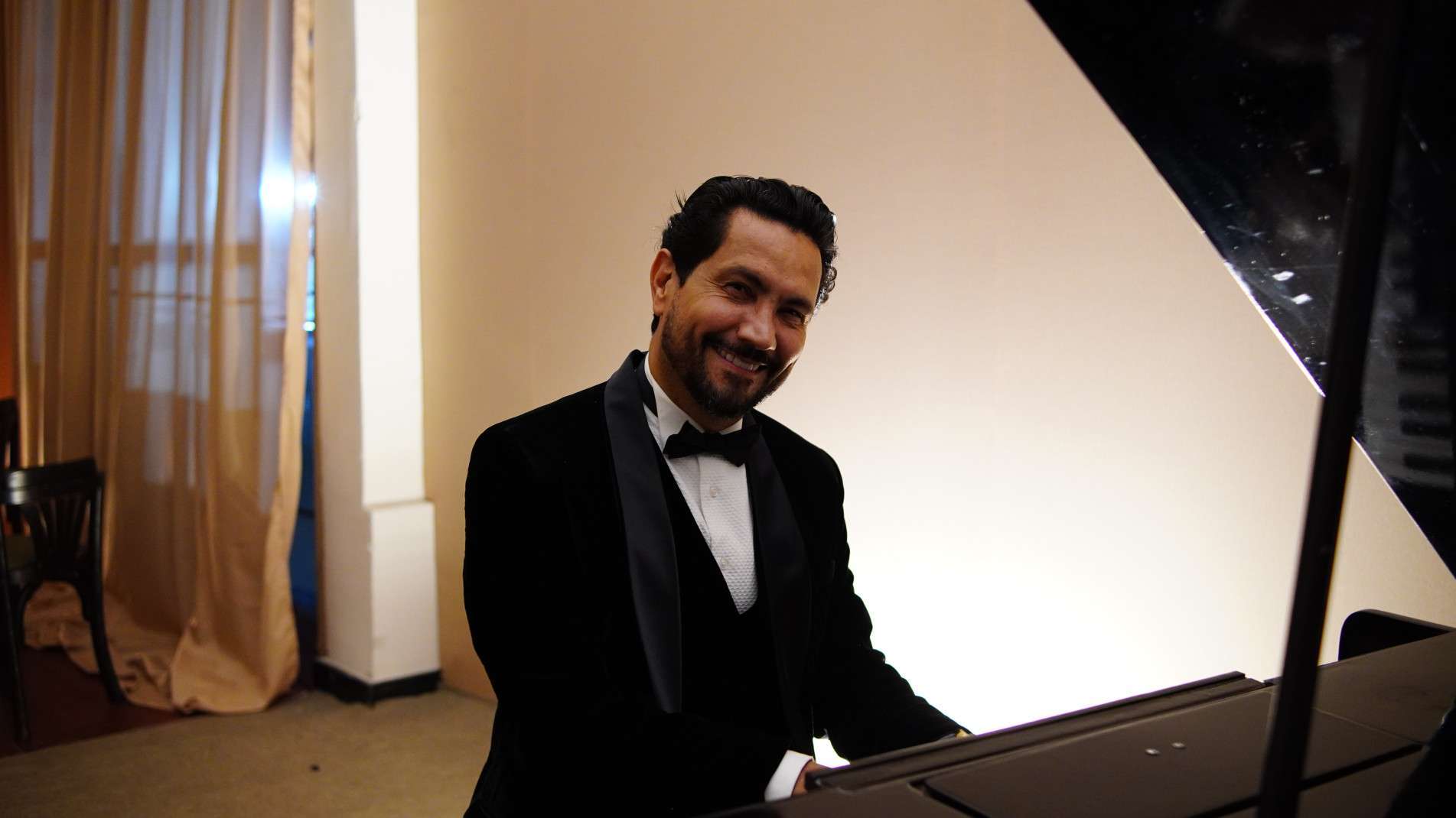 O pianista Hamilton de Oliveira animou a noite romântica