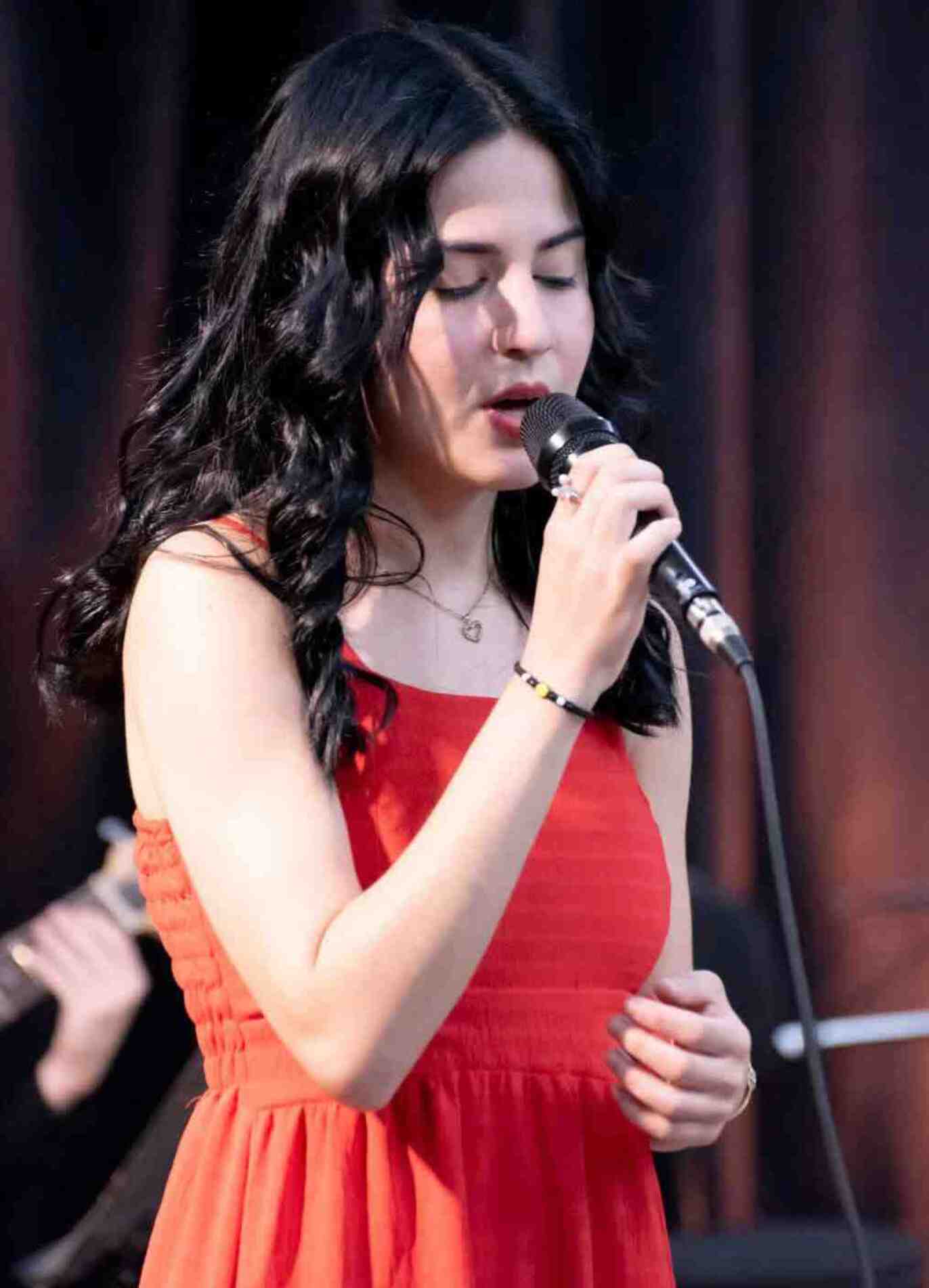 Nicholy Moura é uma 
das cantoras do Duo Sonara