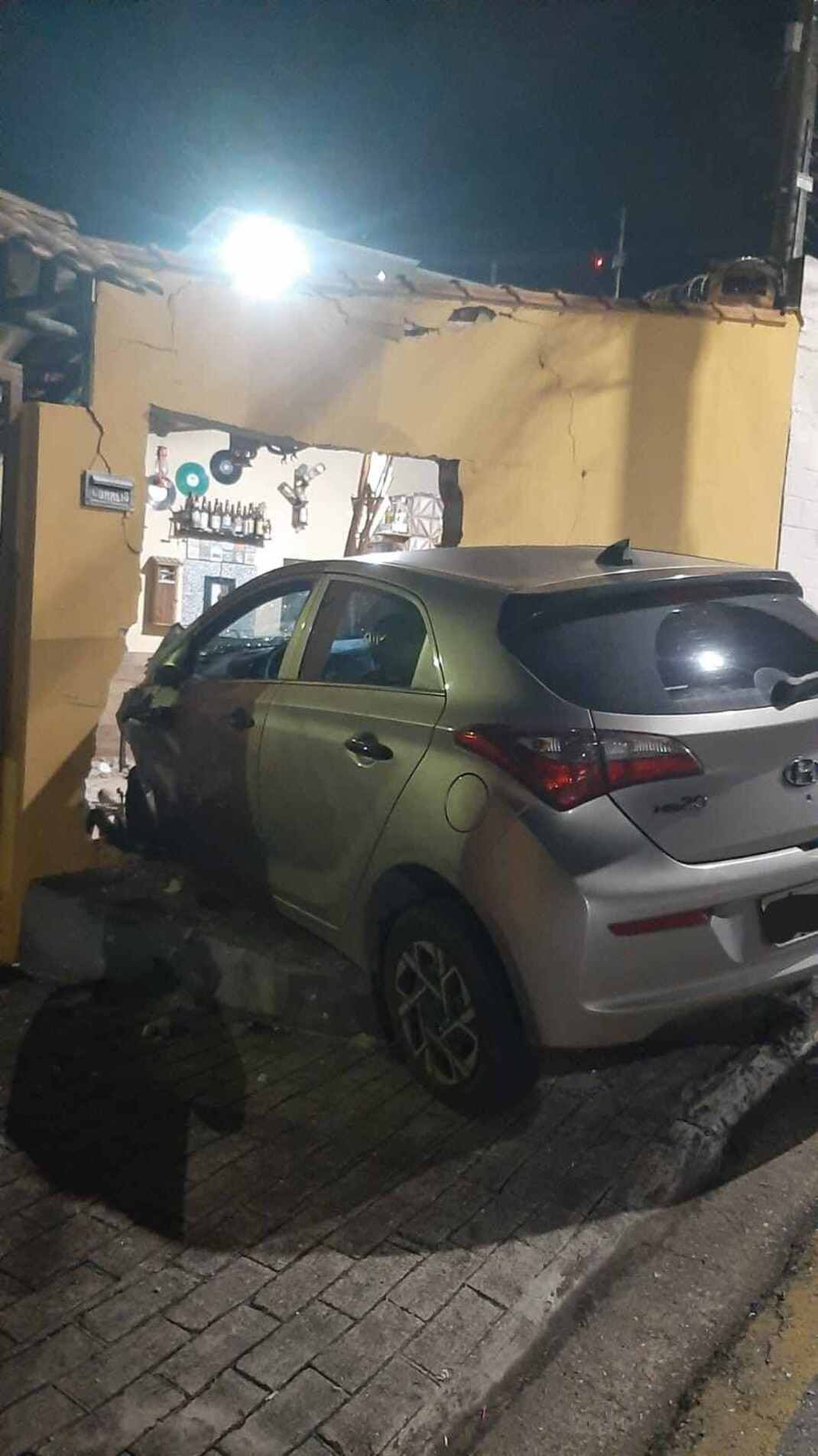 Vaículo colide contra muro de residência no Jardim Mirante dos Ovnis, em Votorantim