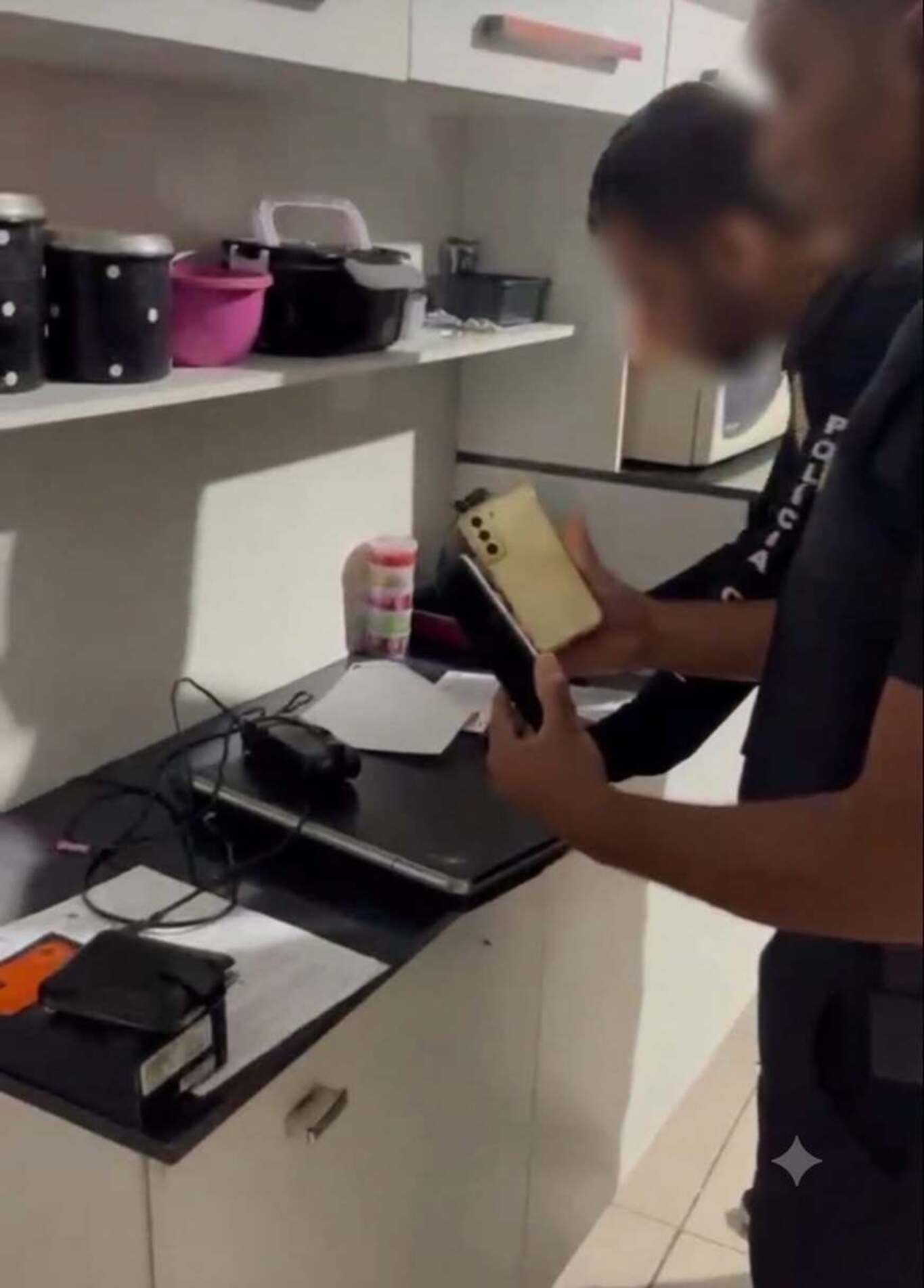 Investigadores recolheram equipamentos e anotações