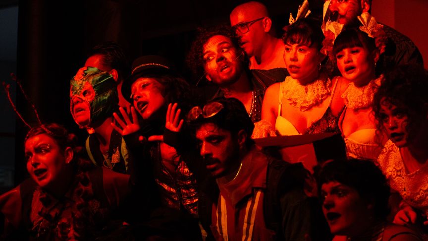 O espetáculo é resultado do processo formativo desenvolvido durante o módulo de Teatro Musical do curso Jovens em (atu)Ação