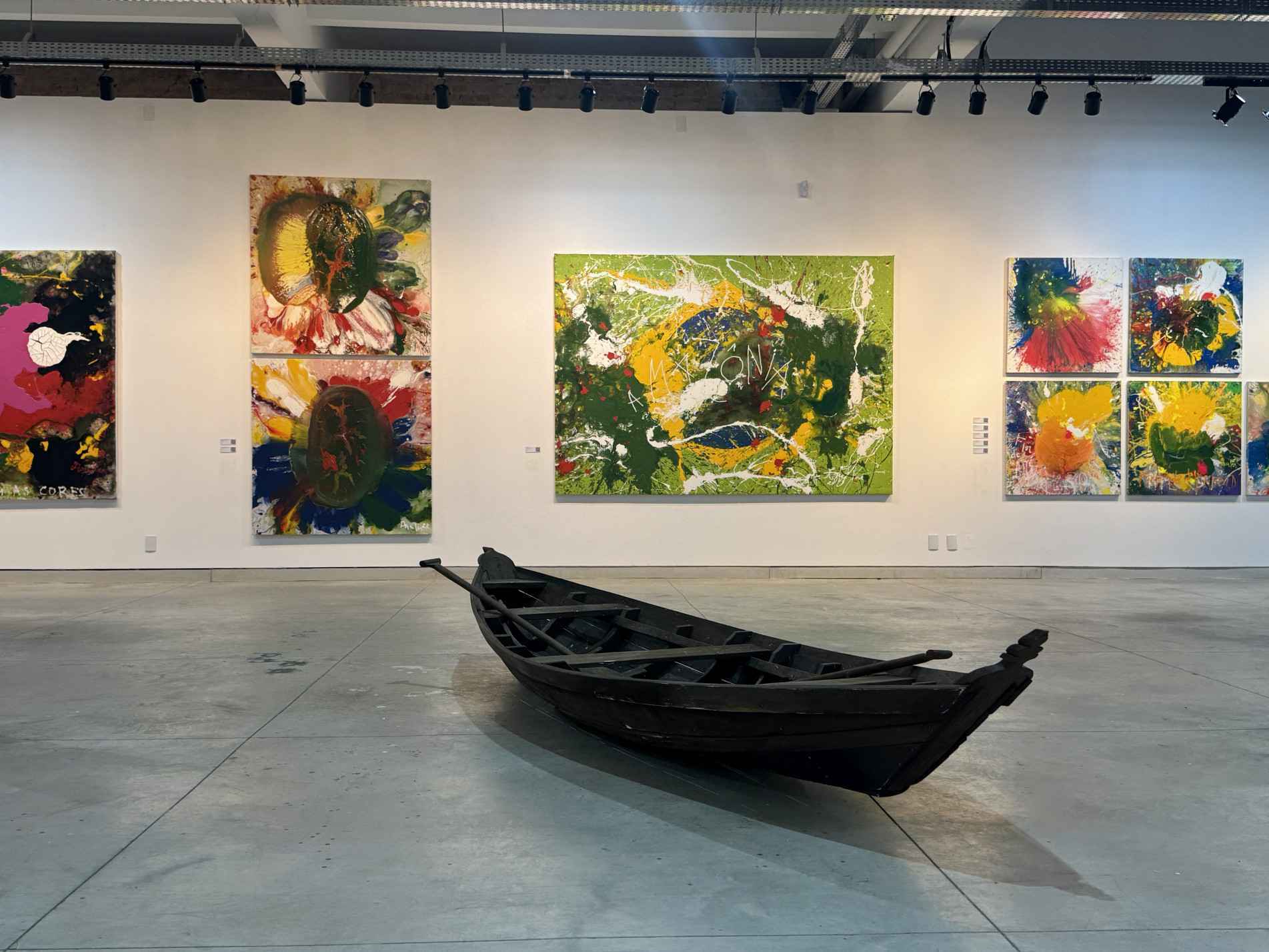 a mostra reúne cerca de 30 pinturas, incluindo sete telas de grandes dimensões, além da instalação 