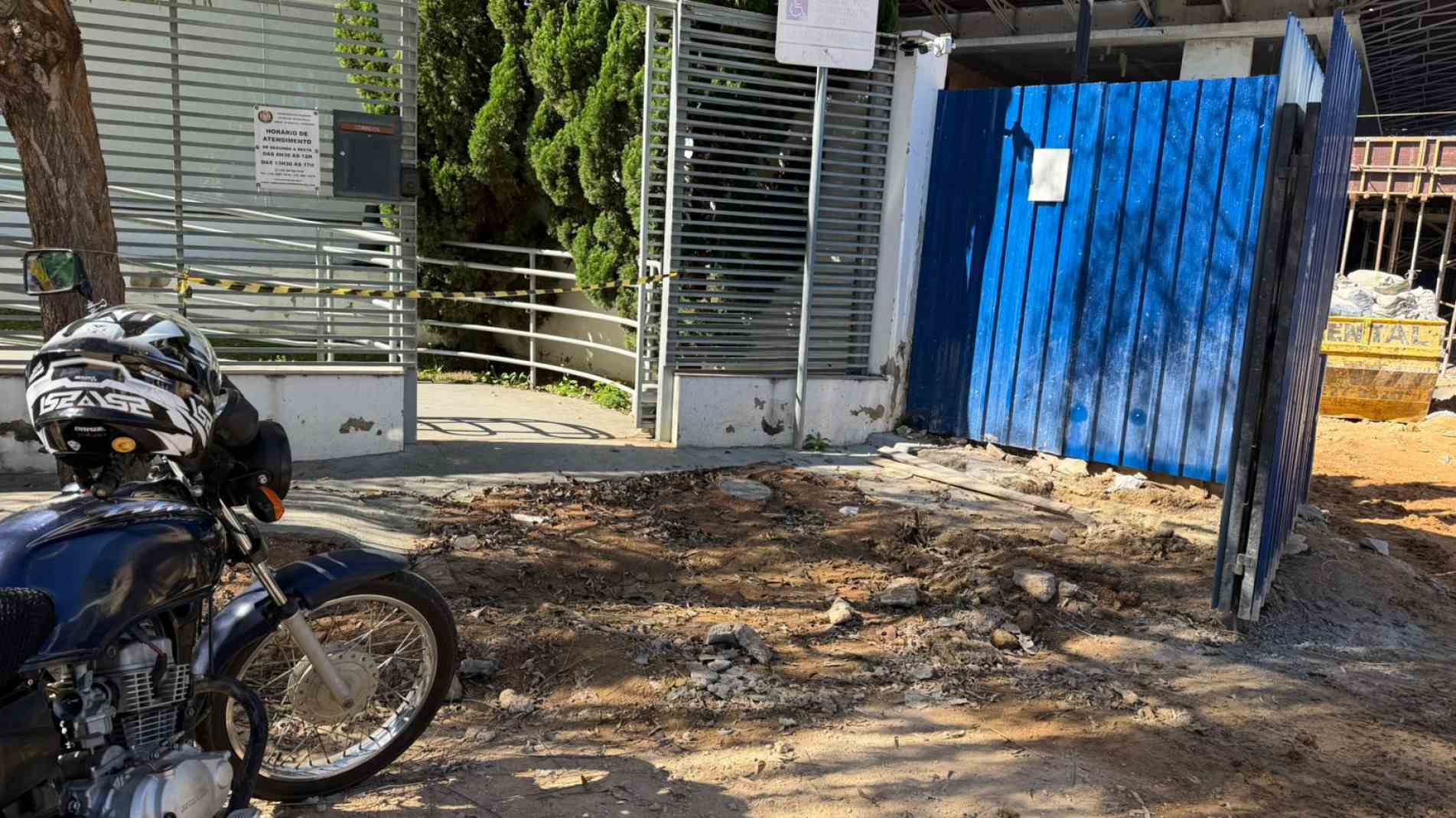 Entidade localizada na Vila Independência relata que, além do risco de acidentes para associados e visitantes, terra solta obstrui as bocas de lobo