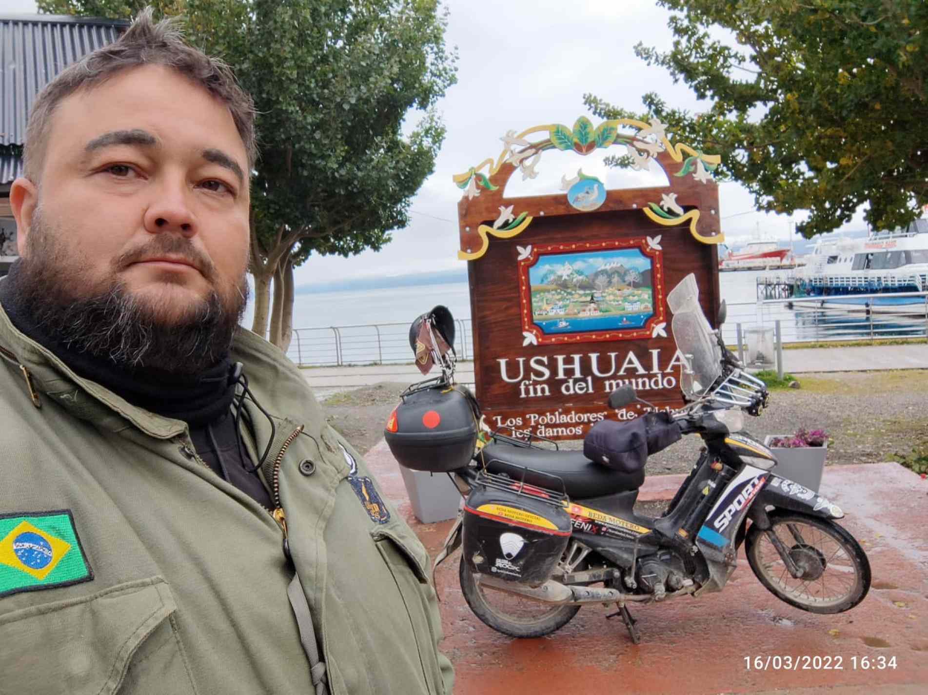 Ednilson Ruiz em Ushuaia, na Argentina, um dos destinos da jornada sobre duas rodas