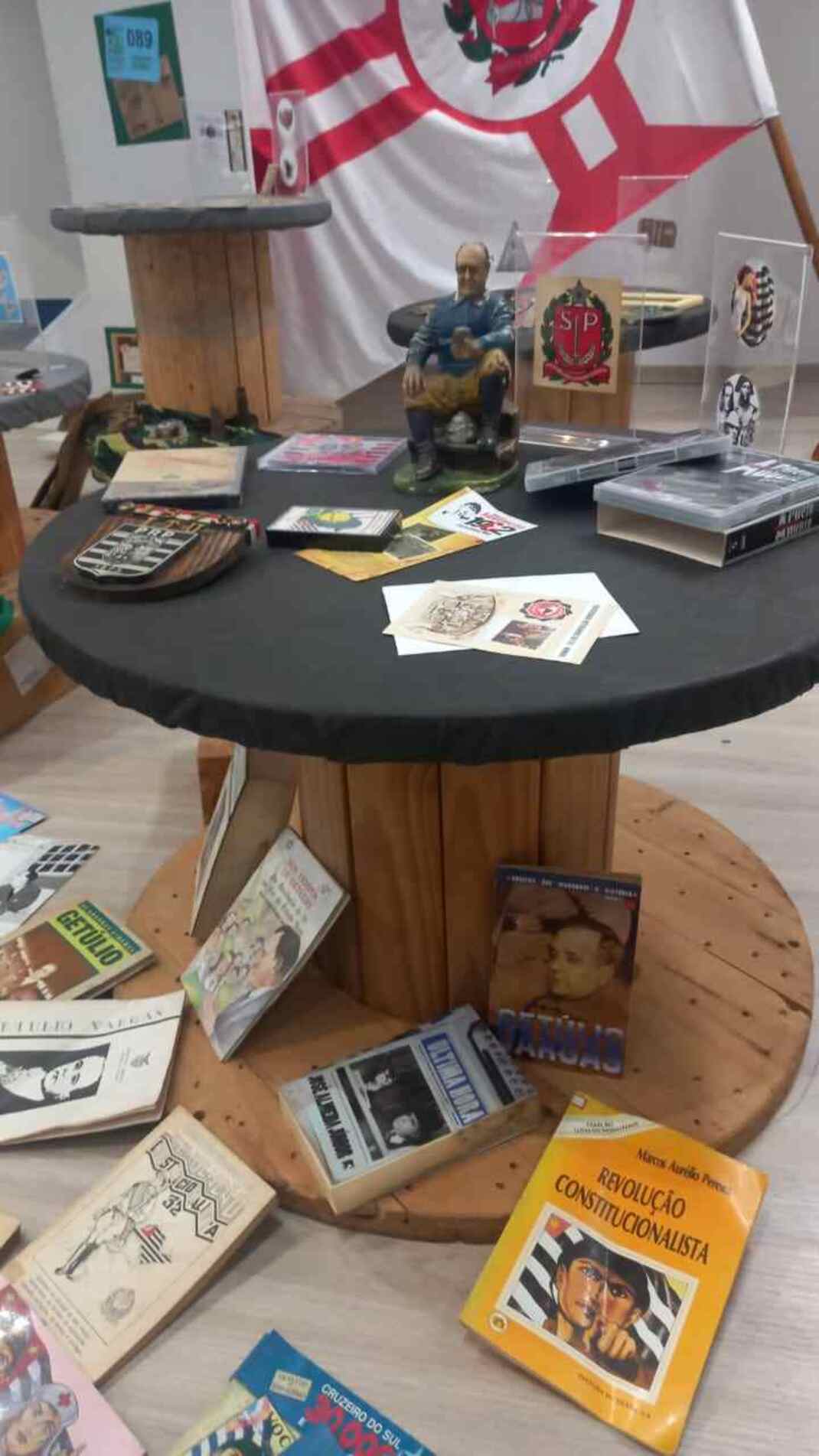 O acervo reúne documentos históricos, peças de numismática, projéteis deflagrados, objetos encontrados em antigas trincheiras, além de um facão, um canivete com a efígie de Getúlio Vargas