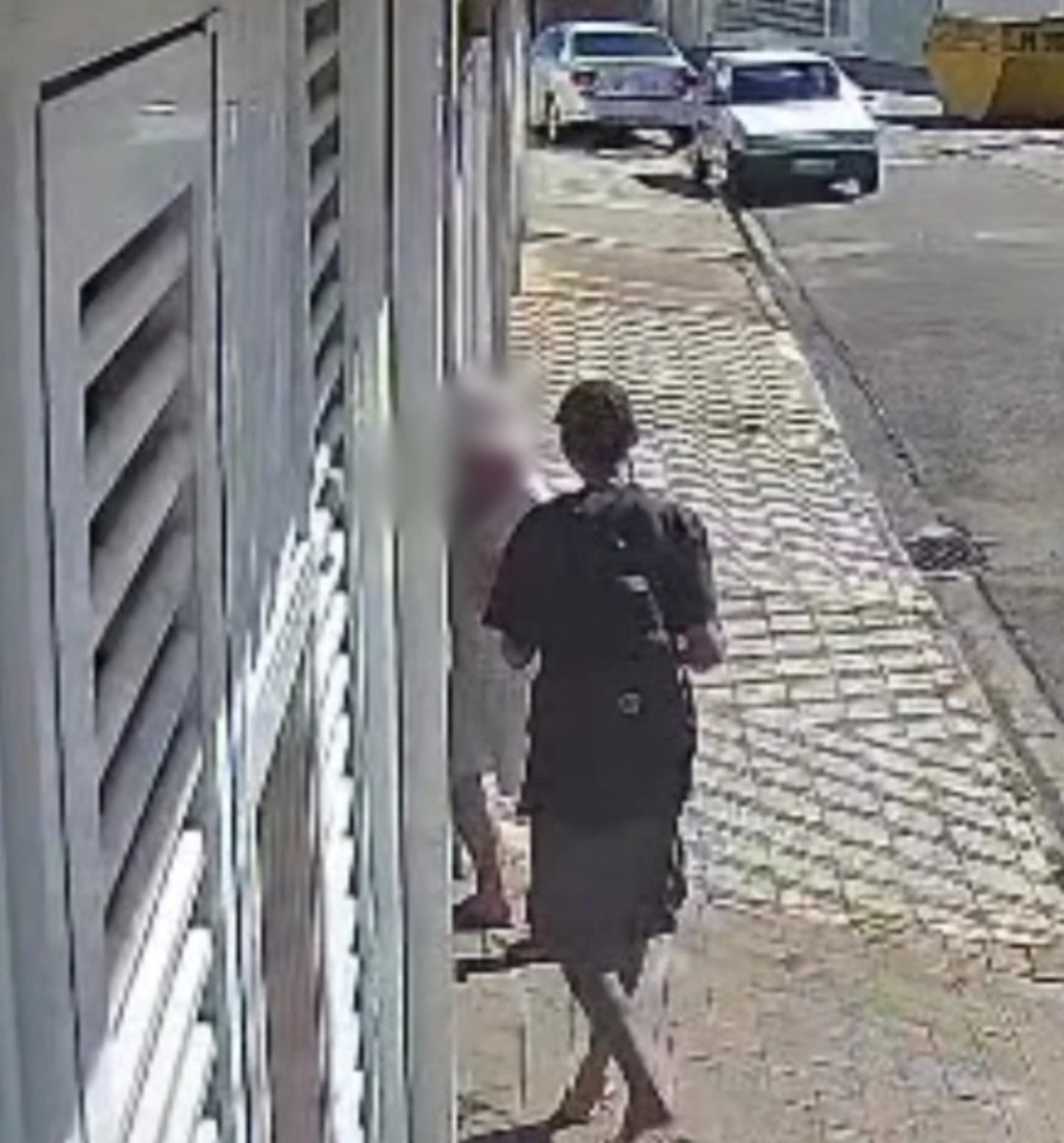 Antes de invadir estabelecimento, homem abordou idosa na rua