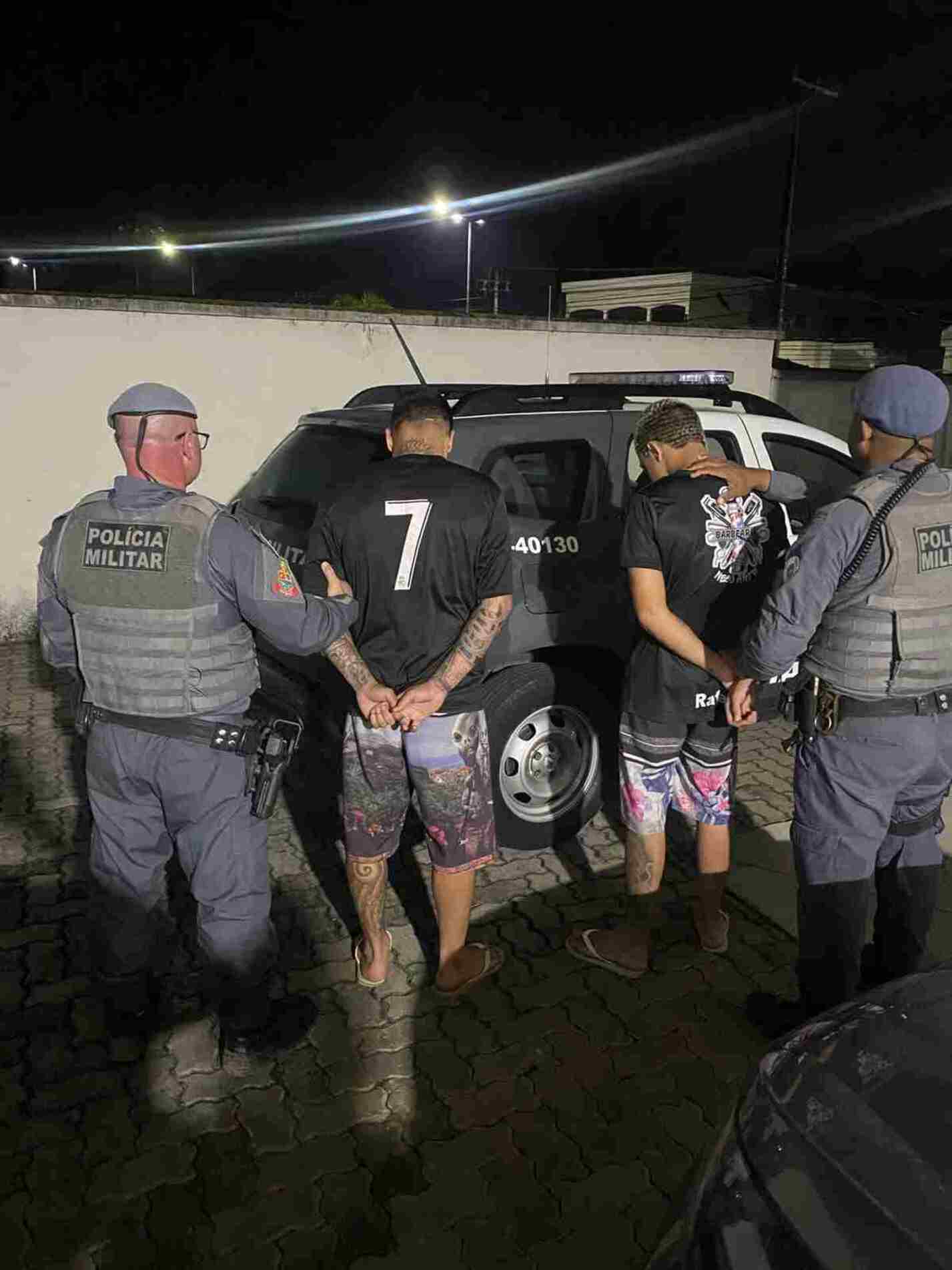 Os acusados foram presos em flagrante por homicídio doloso consumado com emprego de arma de fogo