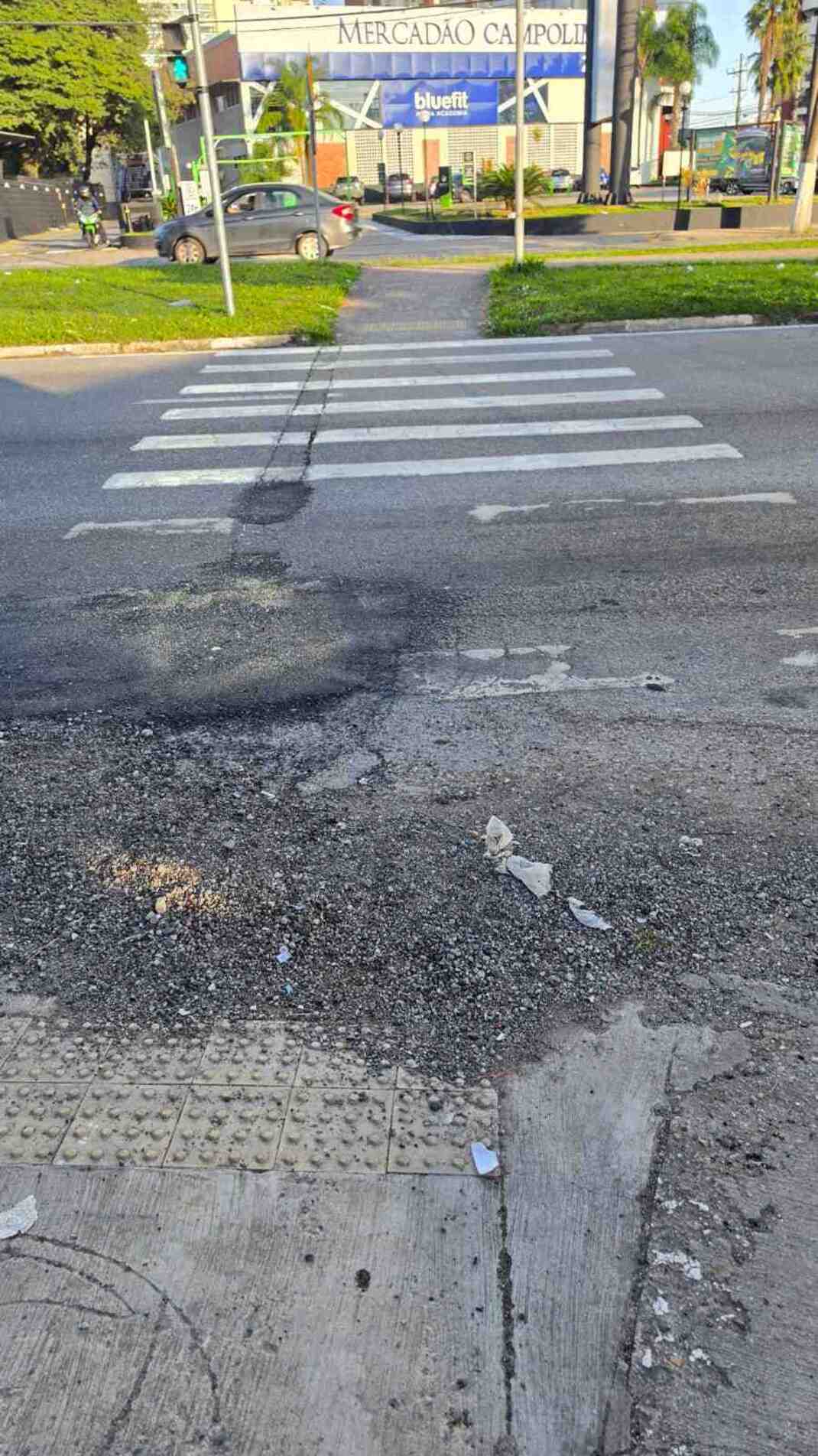 Trecho teve parte da faixa apagada