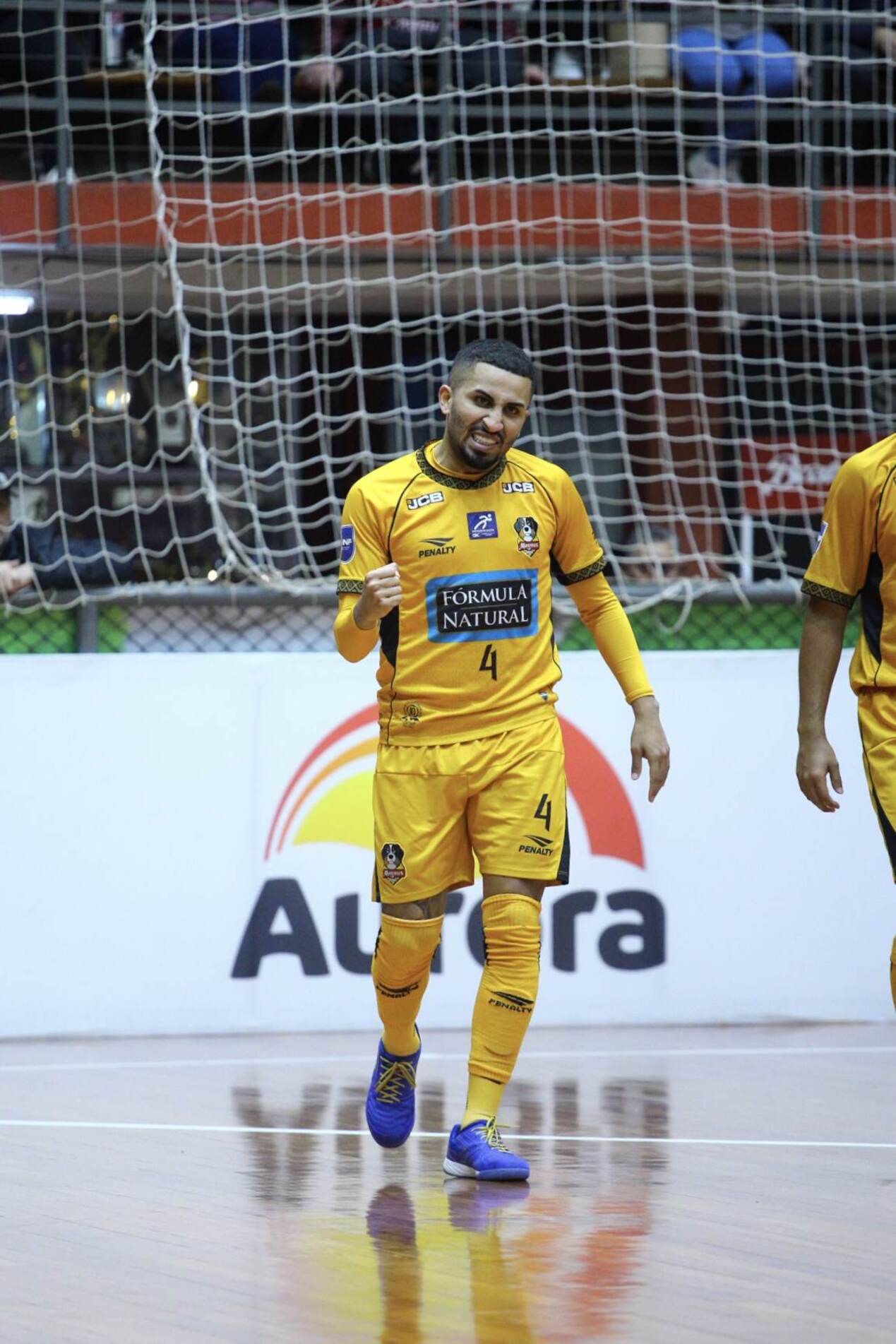 Lucas Gomes acertou um chute de longa distância no canto para empatar a partida em 4 a 4