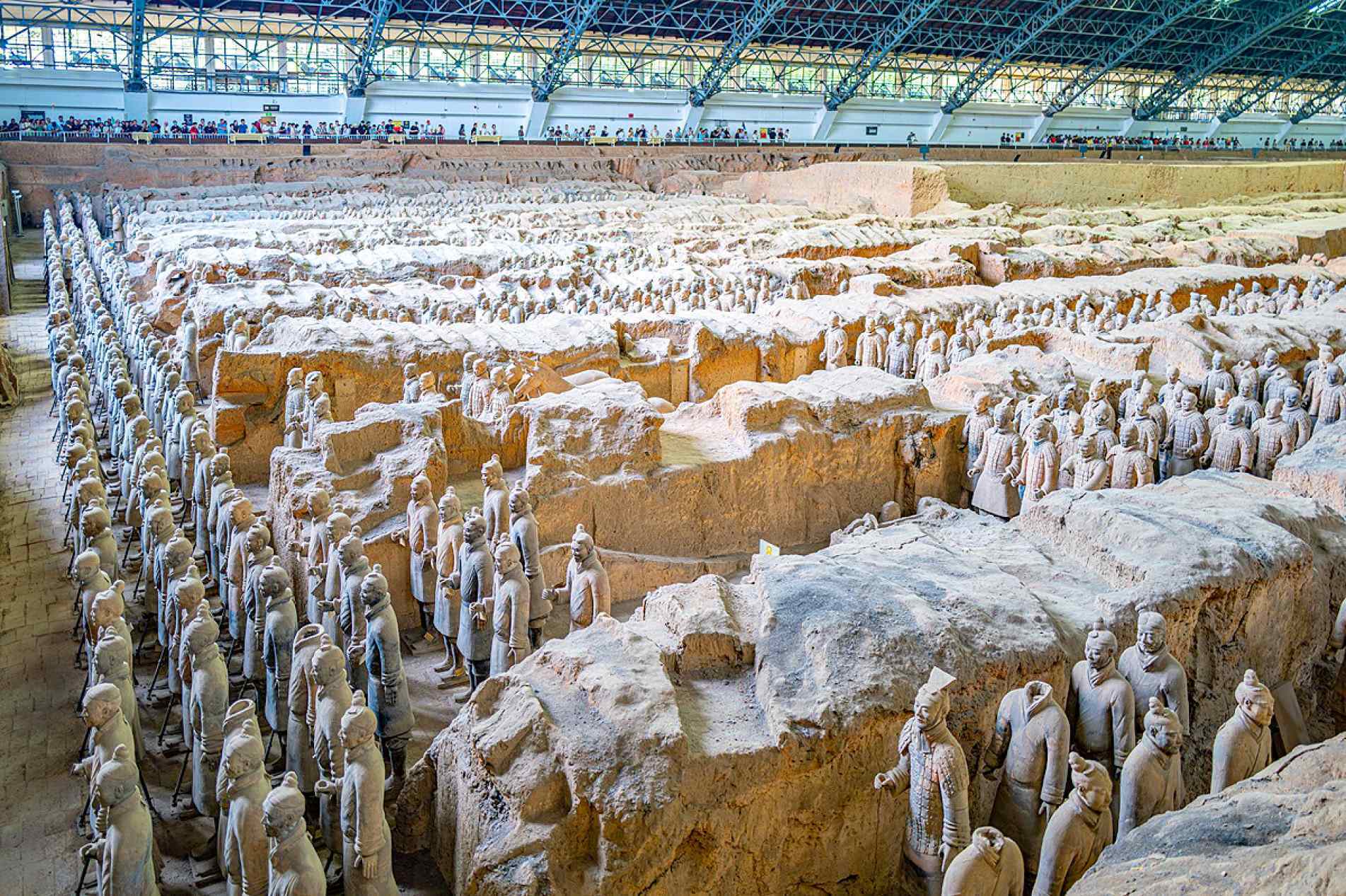 O Exército de Terracota reúne milhares de 
soldados de argila em tamanho real, criados para proteger um 
imperador chinês na vida após a morte
