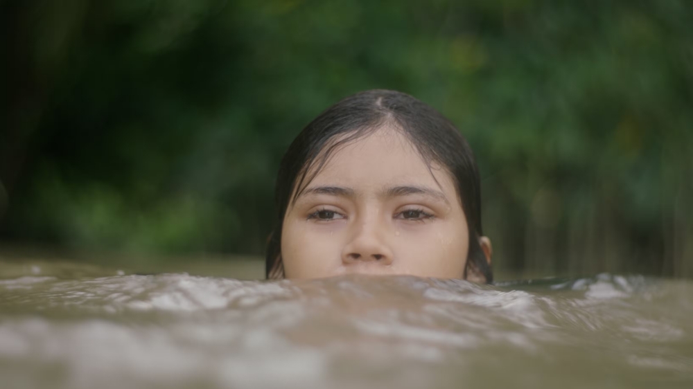 Marcielle é uma menina de 13 anos que vive em uma casa de palafitas às margens do rio com seus pais e três irmãos