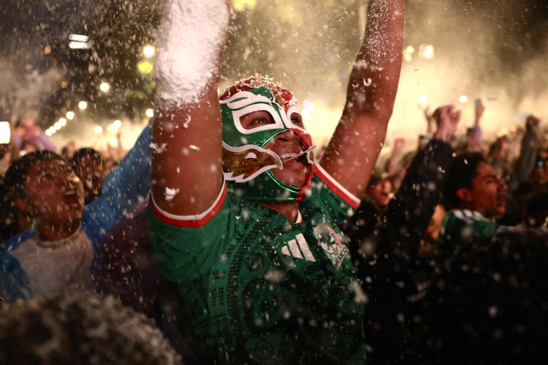 A alma não cai: Sob chuva de confetes no Azteca, torcedor com máscara de lucha libre simboliza a identidade de uma nação sanguínea