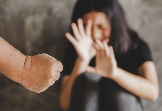 Agressores usam estratégias de isolamento e controle