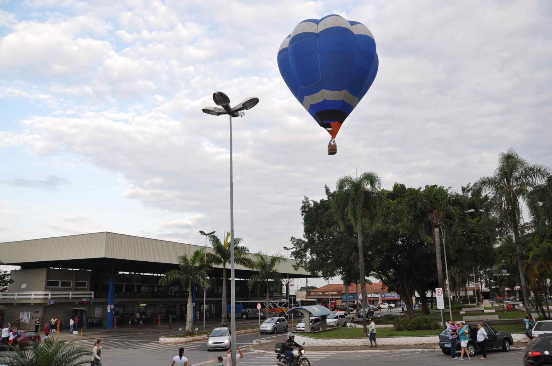 Boituva afirma que os balões podem interferir na área restrita destinada aos saltos de paraquedismo
