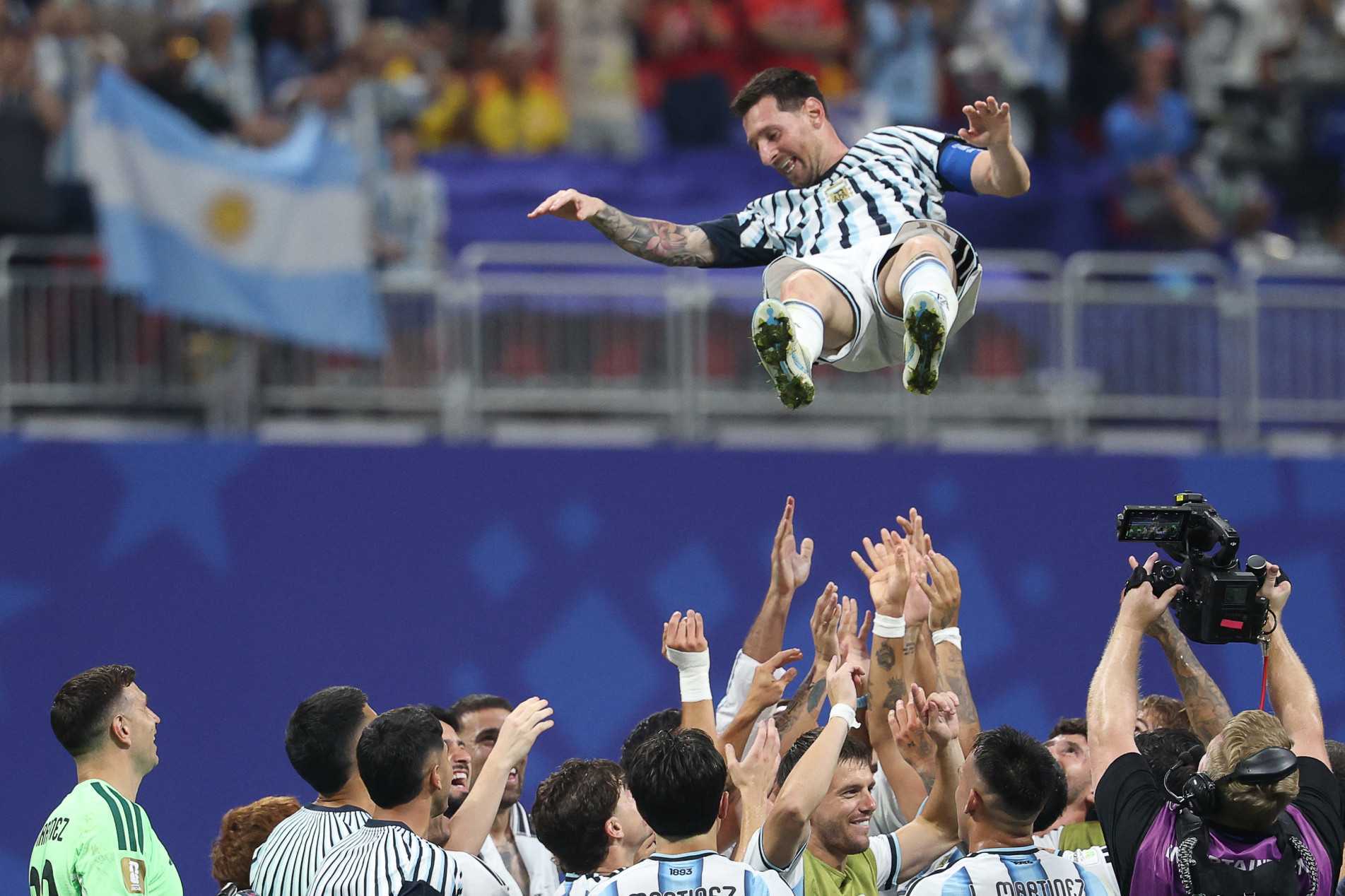 Jogadores argentinos comemoram com Messi a vitória de virada sobre o Egito 