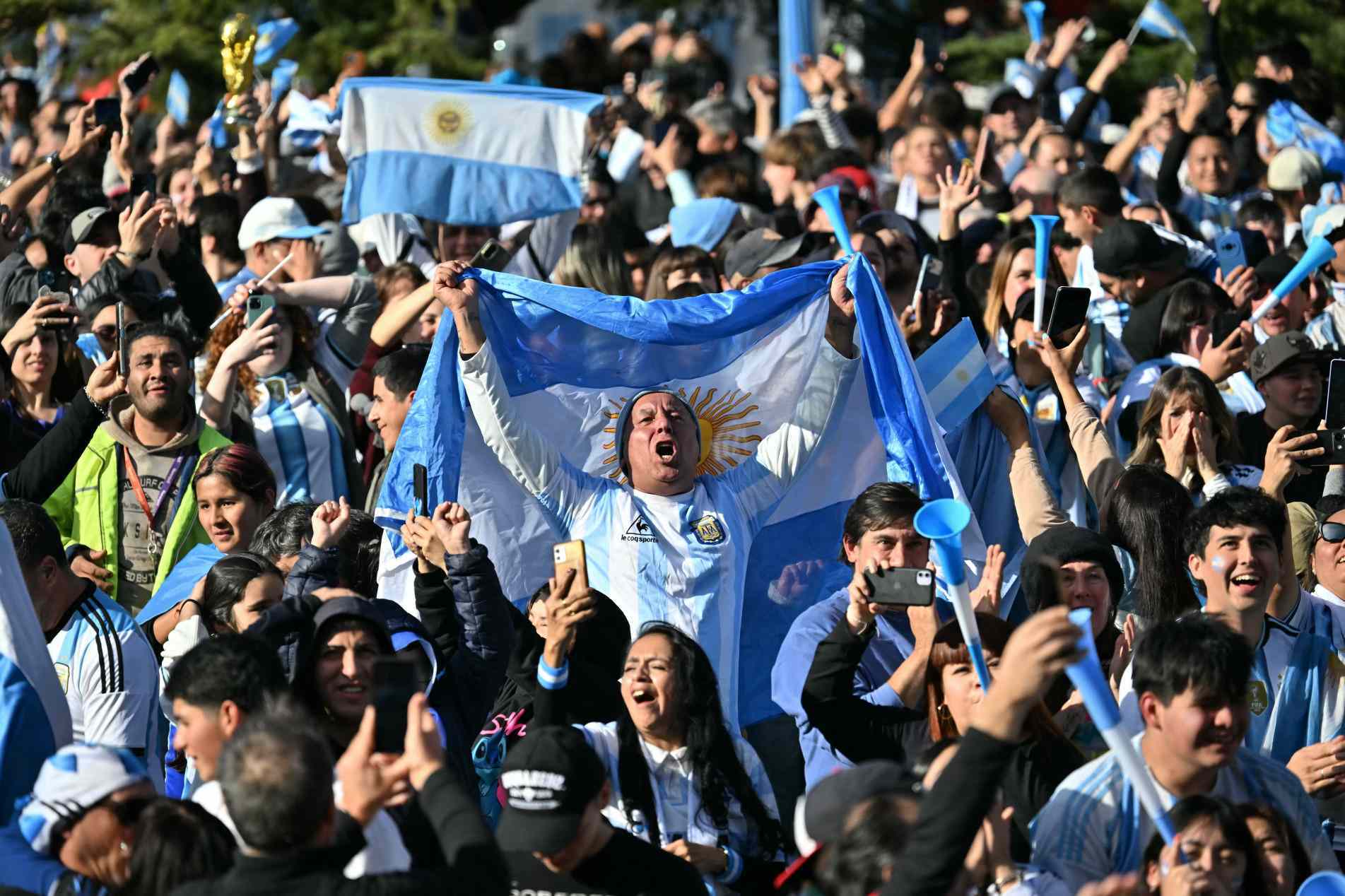 Torcida argentina comemora vitória épica, de virada, sobre o Egito, e apoiará seleção frente à Suíça, no sábado