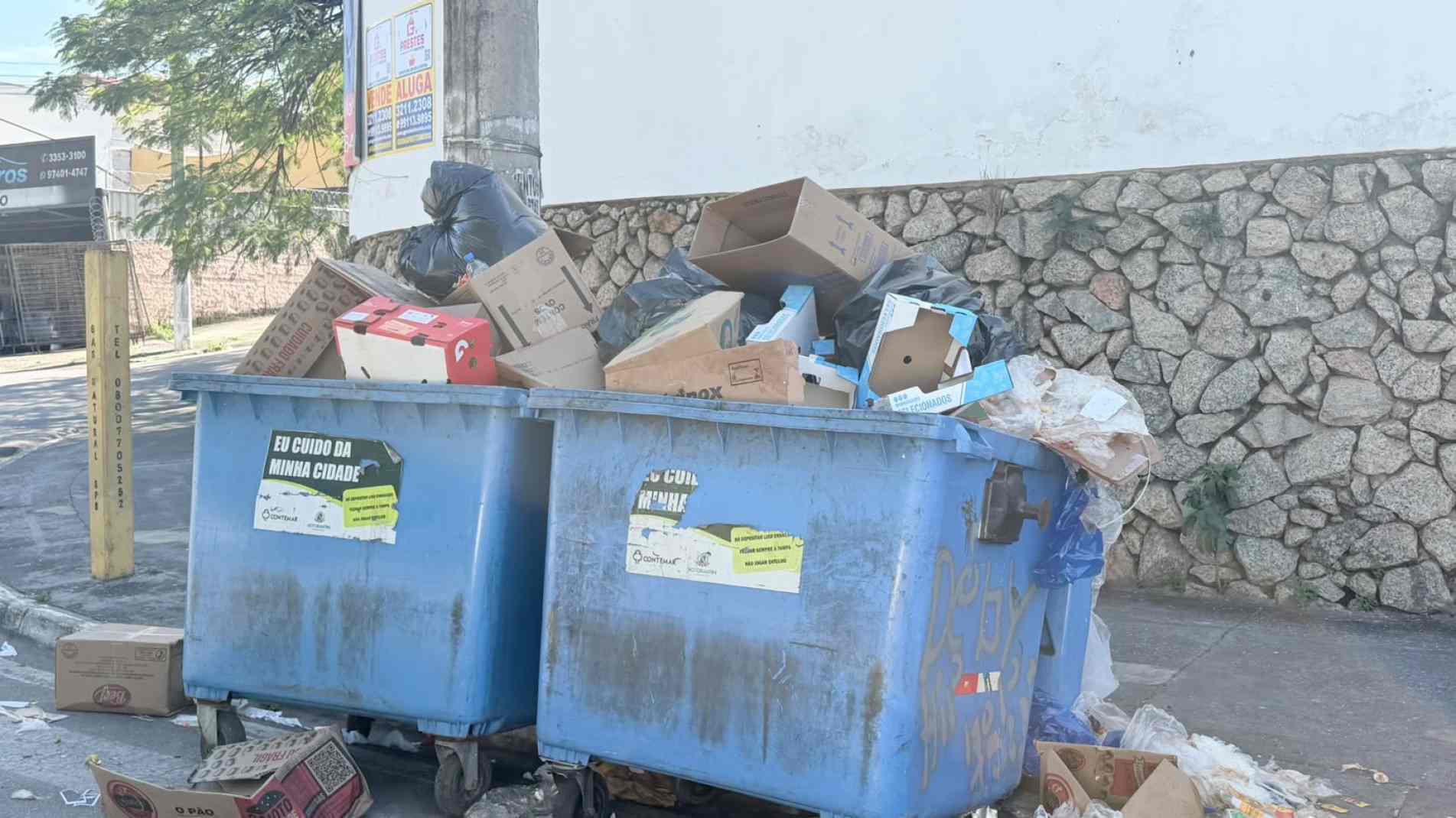 Contêiner transbordando de lixo na avenida principal de Votorantim