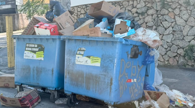 Cena comum na cidade: lixeiras transbordando nas ruas e população incomodada