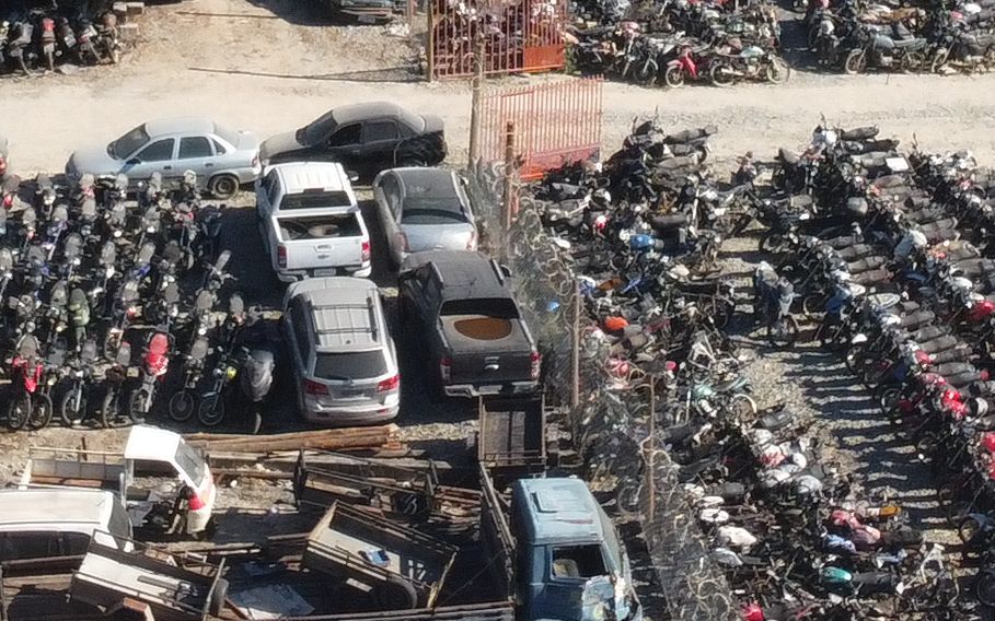 Guincho na rua Laura Maiello Kook, no Jardim Novo Mundo,
tem centenas de veículos que podem acumular água