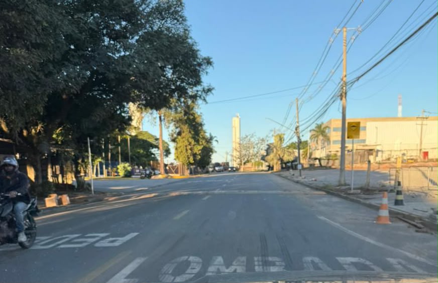 Com a instalação da lombada, já são
dois redutores de velocidade na avenida Hollingsworth