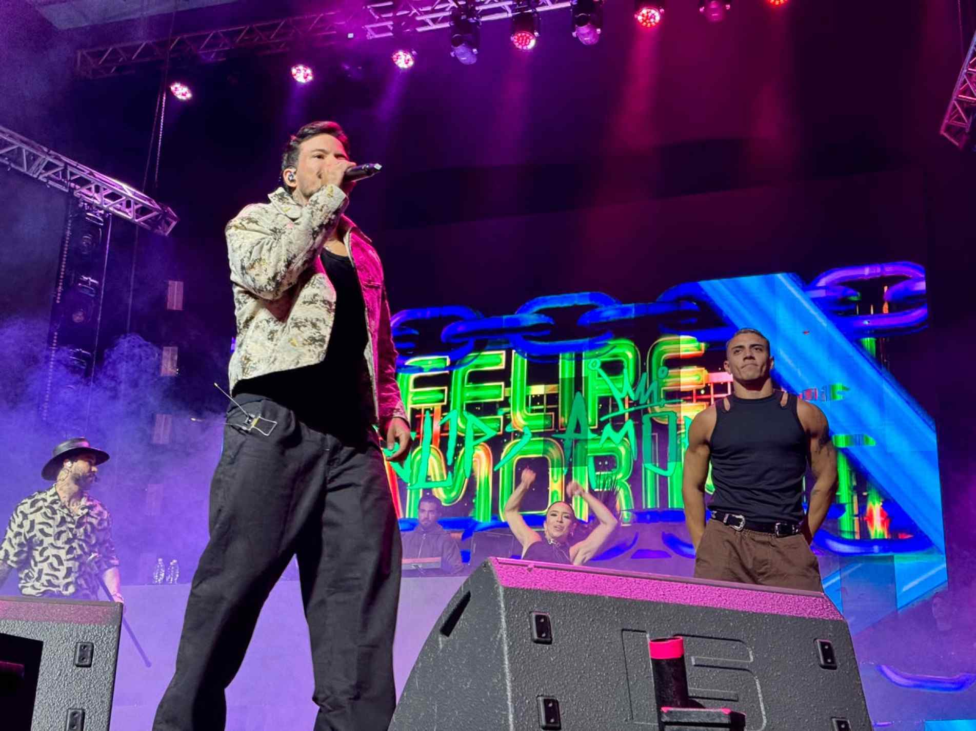 O cantor Felipe Amorim foi uma das atrações da abertura da Festa Julina Beneficente. Com muita energia e seus grandes sucessos, o artista levou o público ao delírio no primeiro dia de shows do evento