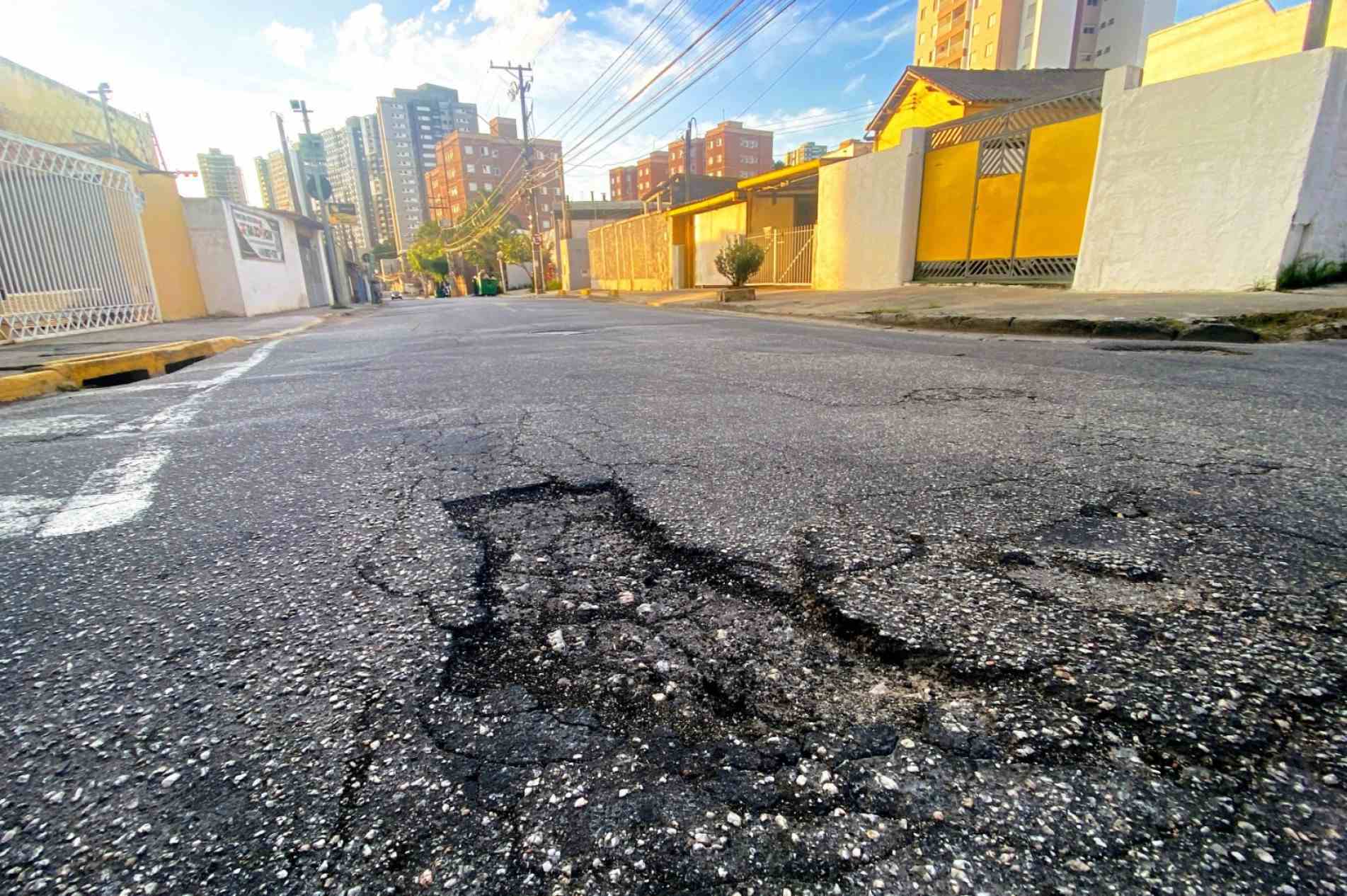 Por se tratar de uma via de mão dupla e estreita, a principal
preocupação é com a dificuldade de cruzamento entre os carros