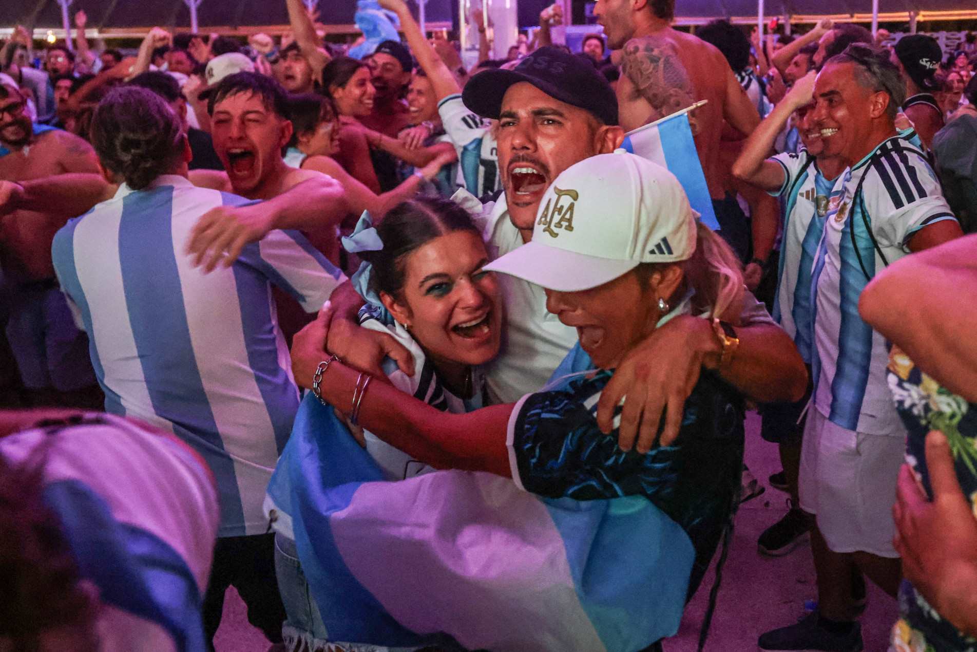Argentinos celebram a vitória em mais um jogo muito disputado