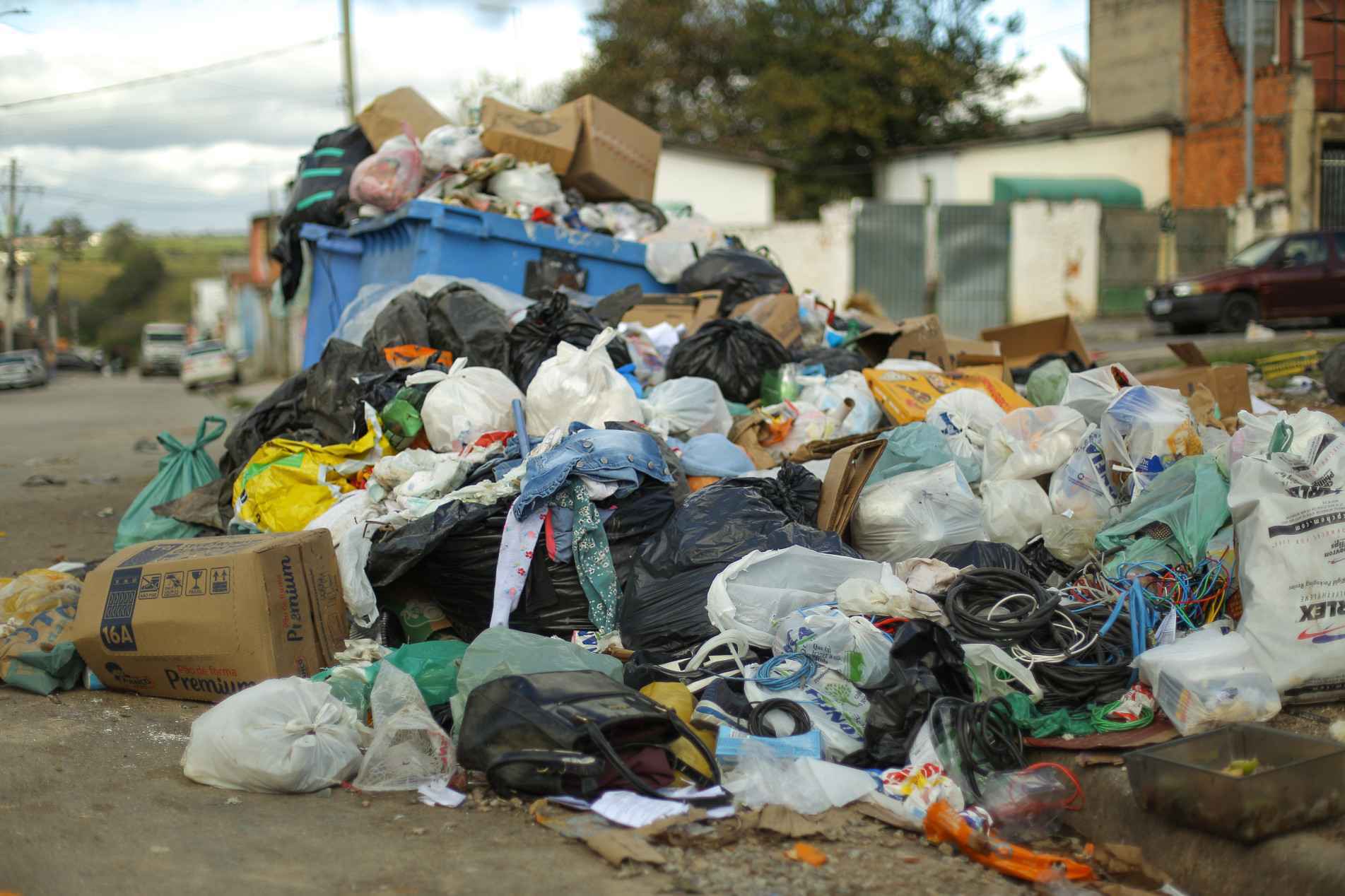 Resíduos acumulados em vias públicas preocupam moradores, 
que relatam mau cheiro e riscos à saúde