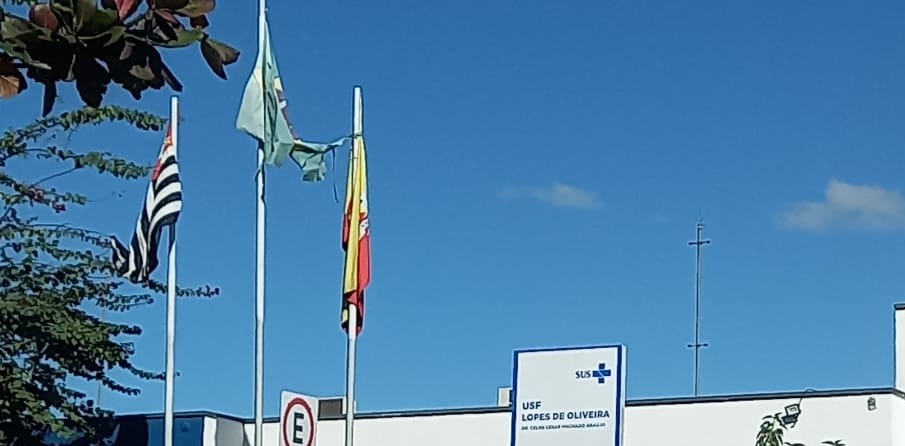 Bandeira fica em uma UBS do bairro Lopes de Oliveira